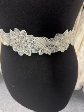 Bordure à perles et sequins ivoire/argent - T471