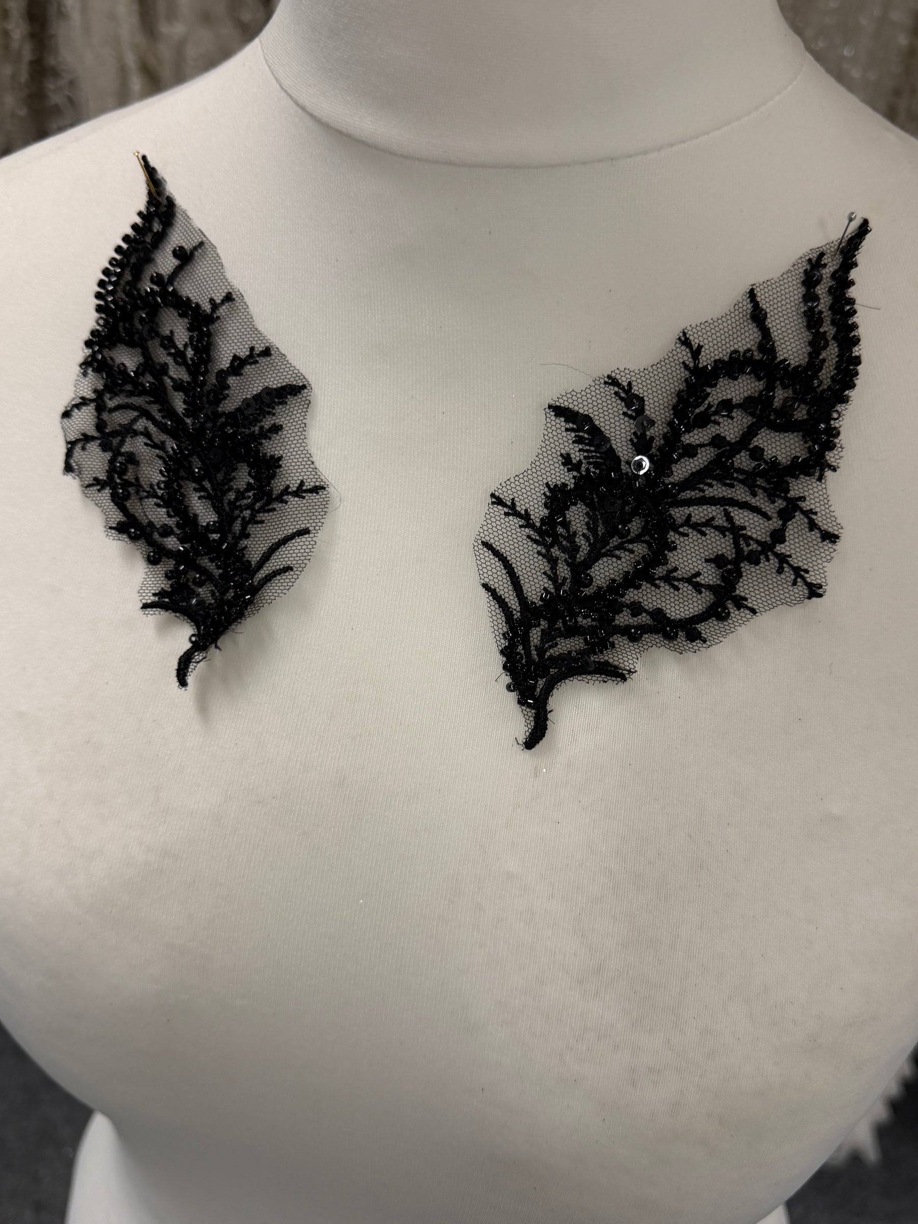 Applications en dentelle perlée noire - MT4012