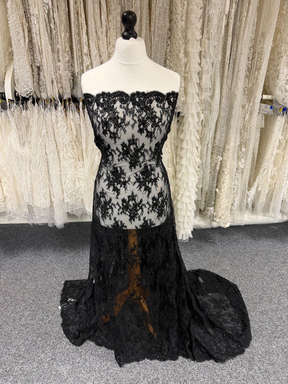 Dentelle noire à cordonnet et perles - P643