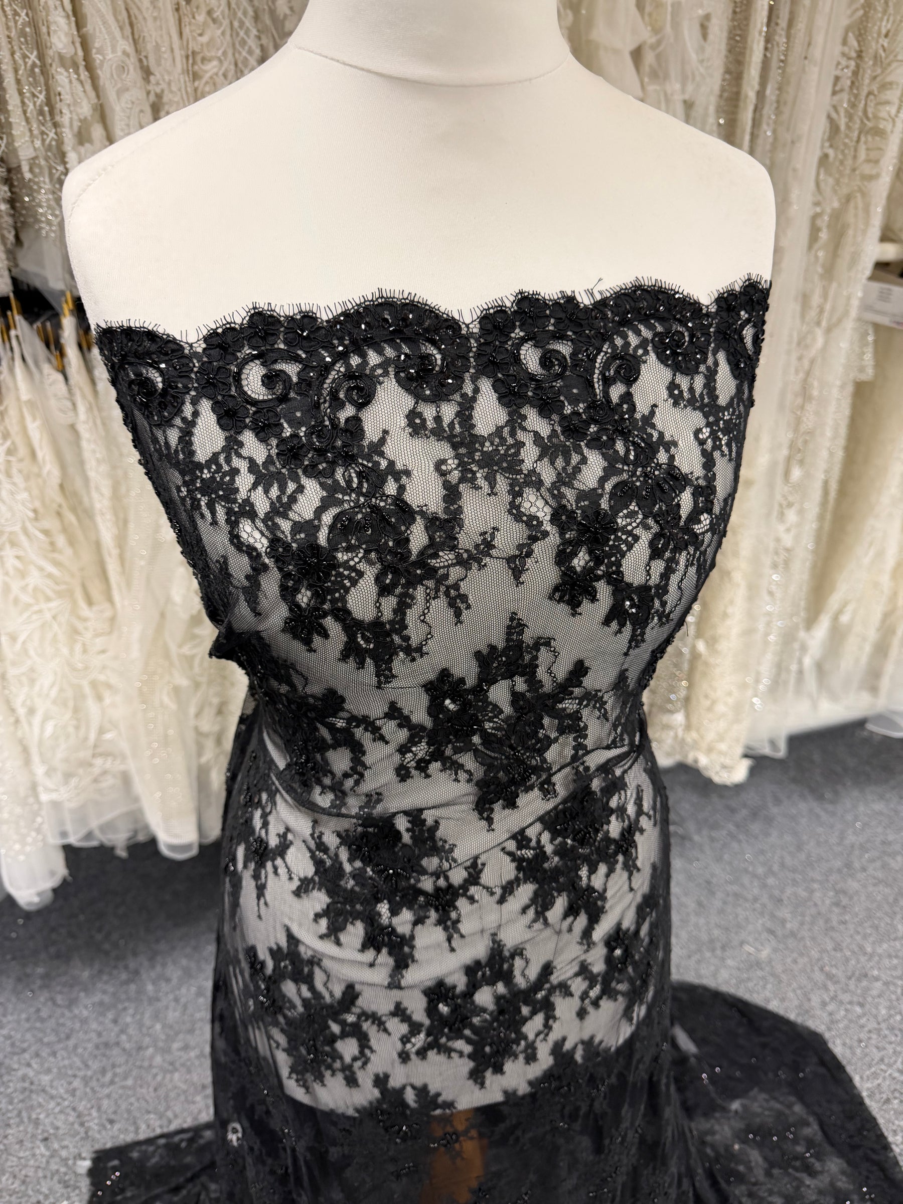Dentelle noire à cordonnet et perles - P643
