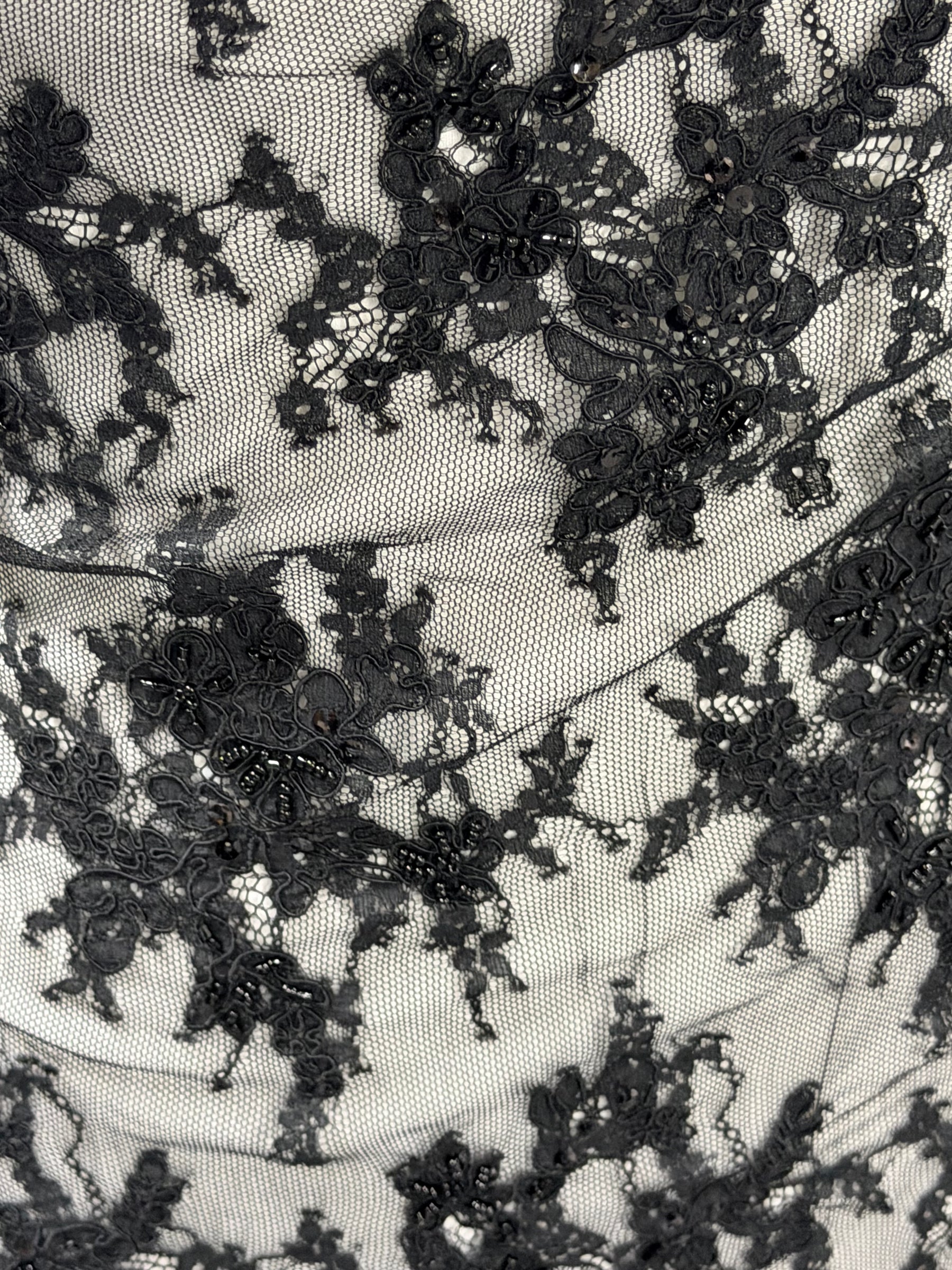 Dentelle noire à cordonnet et perles - P643