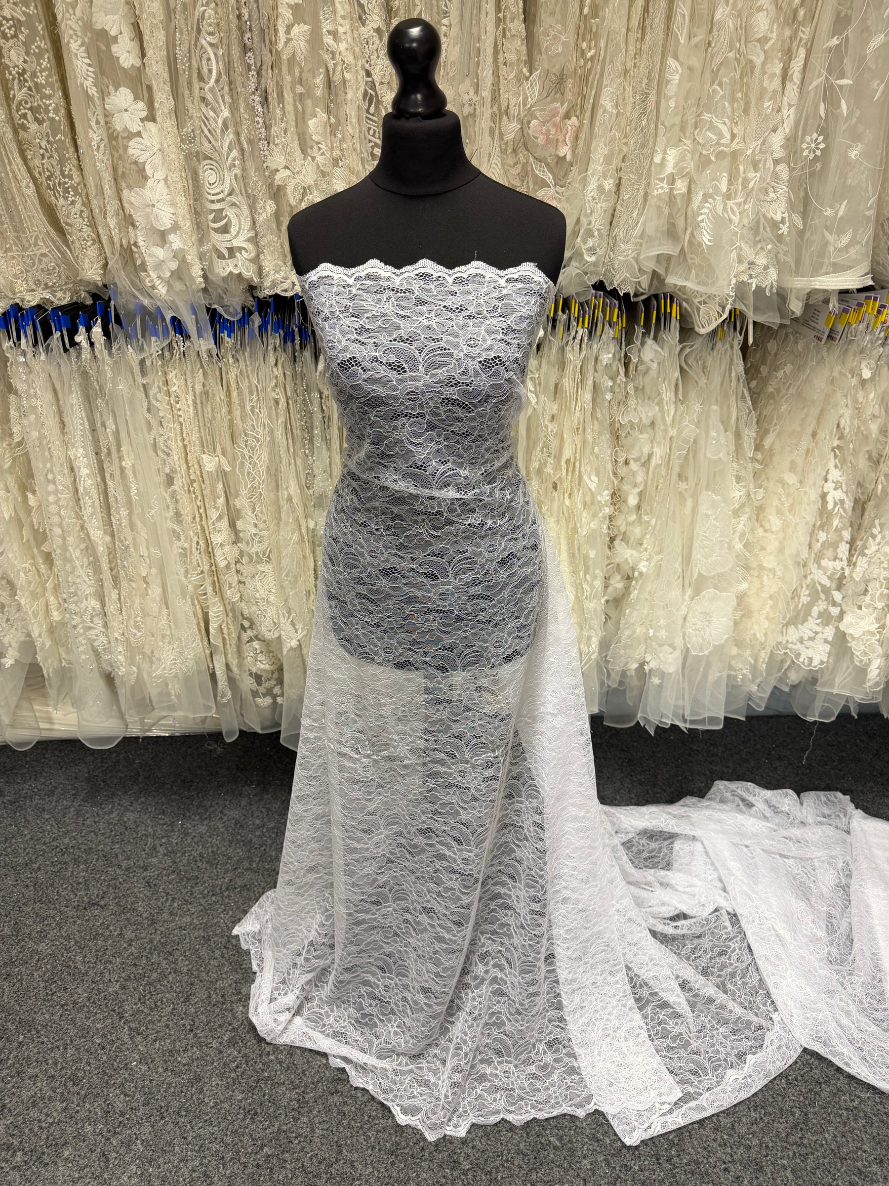 Dentelle Raschel blanche - P412