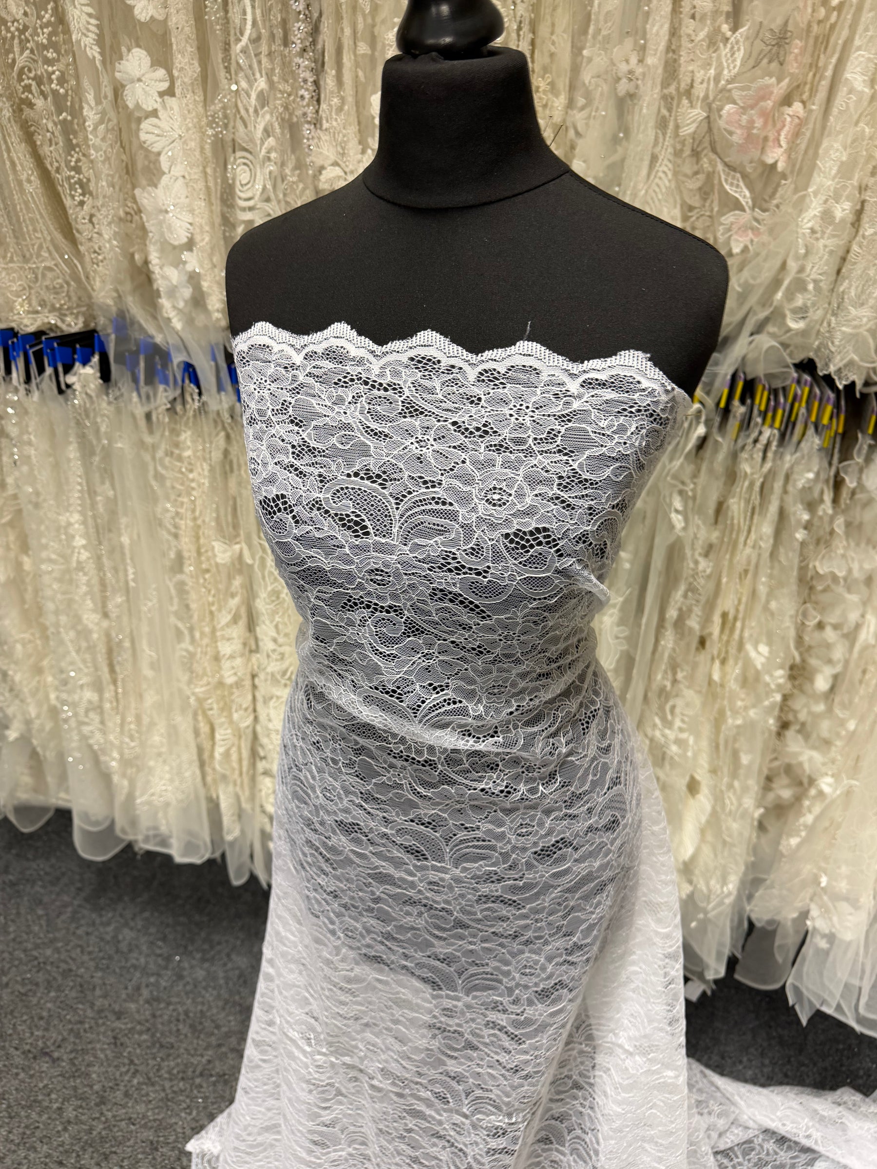 Dentelle Raschel blanche - P412