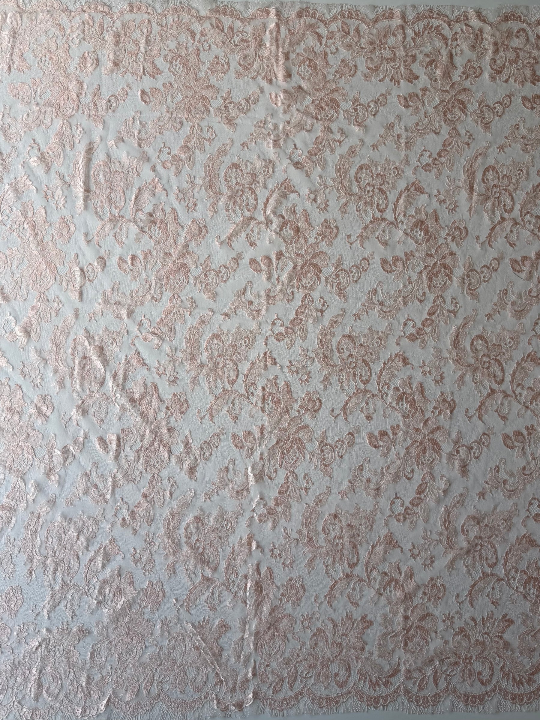 Dentelle de Chantilly Rose - P165