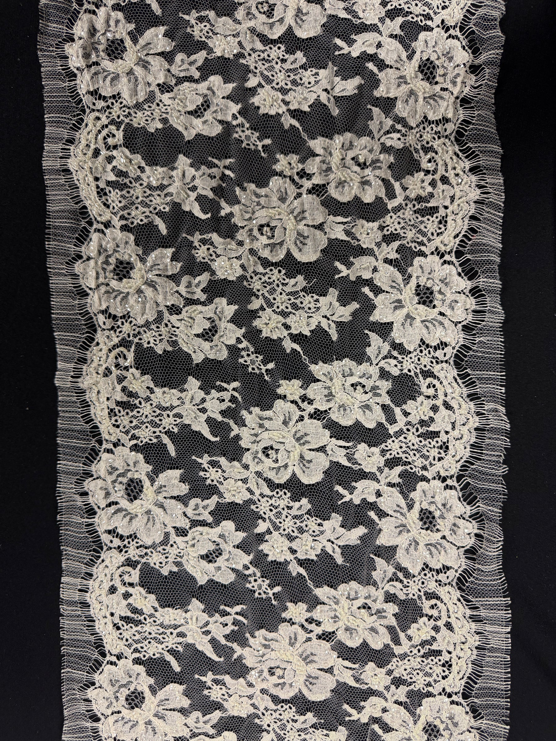Bordure en dentelle de Chantilly française perlée et à paillettes, couleur ivoire - T268