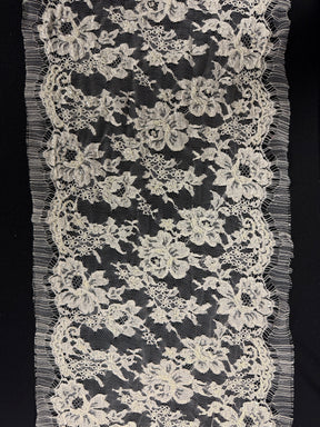 Bordure en dentelle de Chantilly française perlée et à paillettes, couleur ivoire - T268