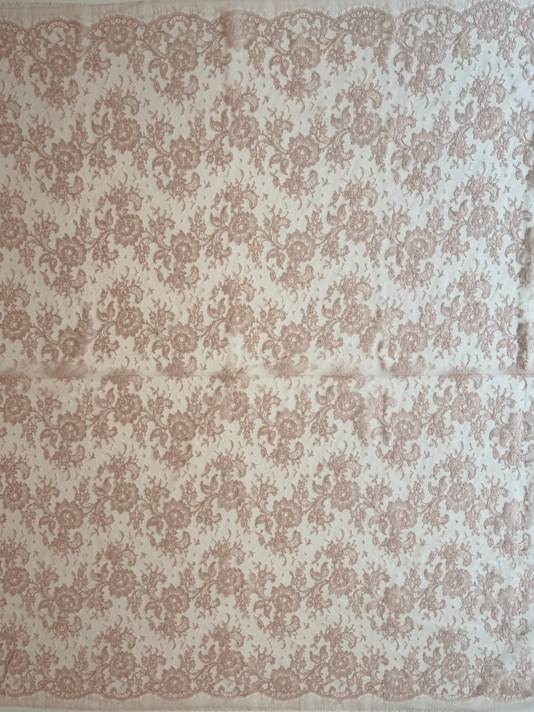Dentelle Chantilly rose foncé - P205