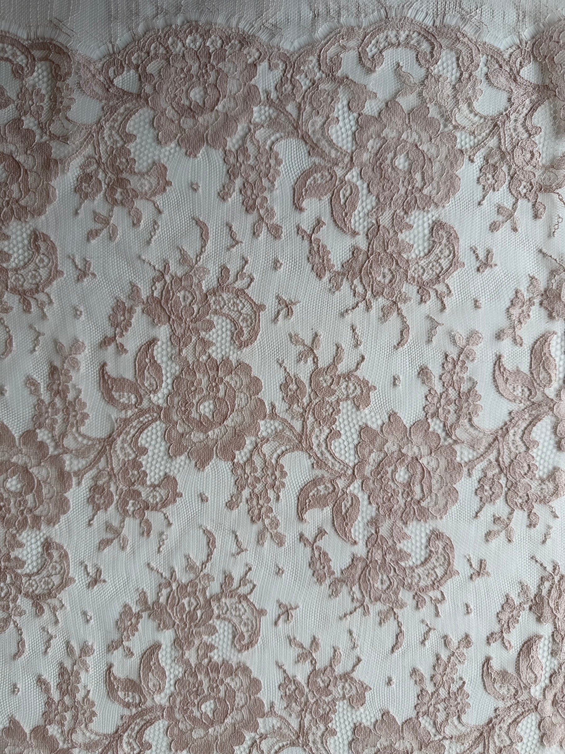Dentelle Chantilly rose foncé - P205
