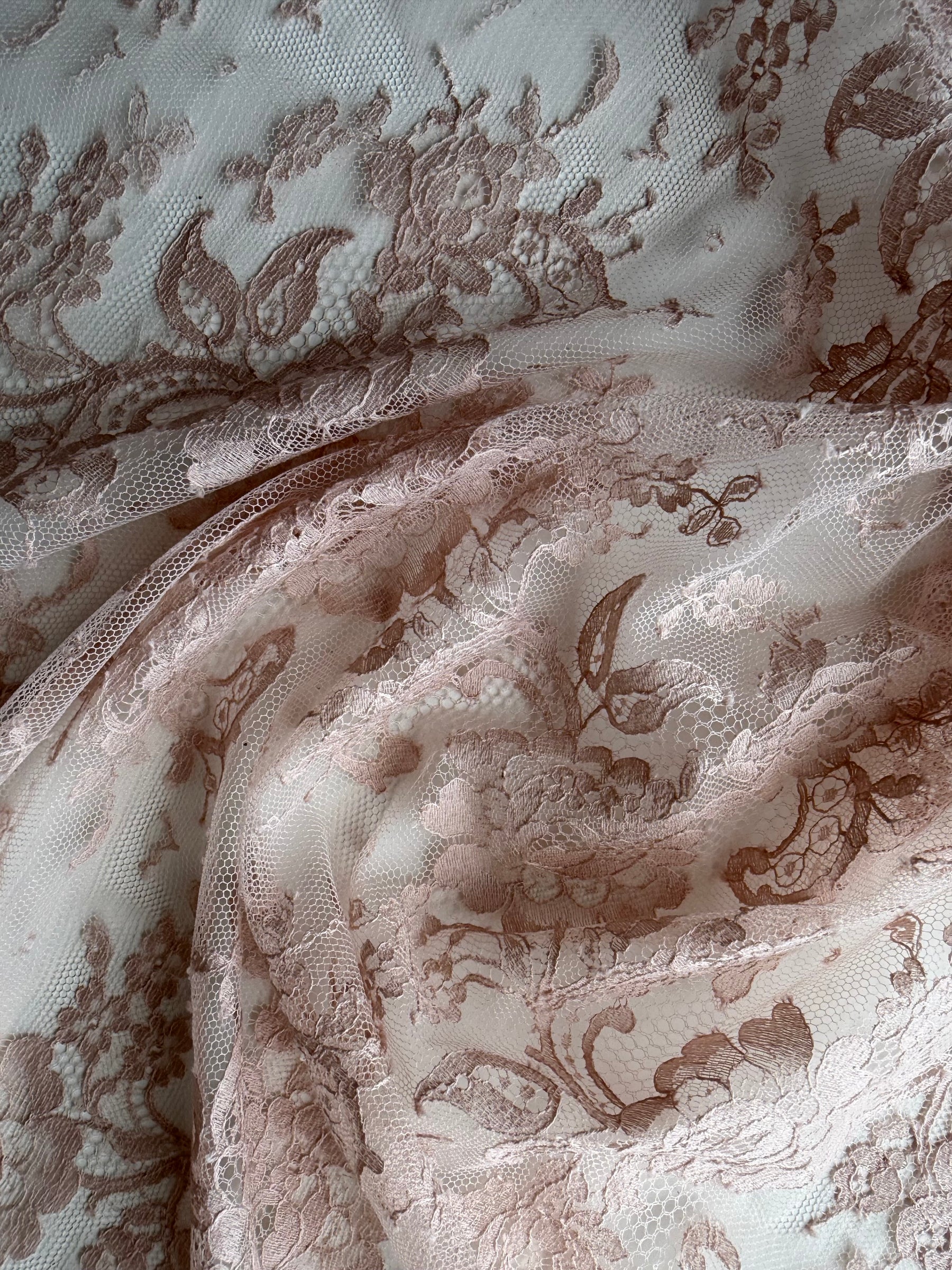 Dentelle Chantilly rose foncé - P205