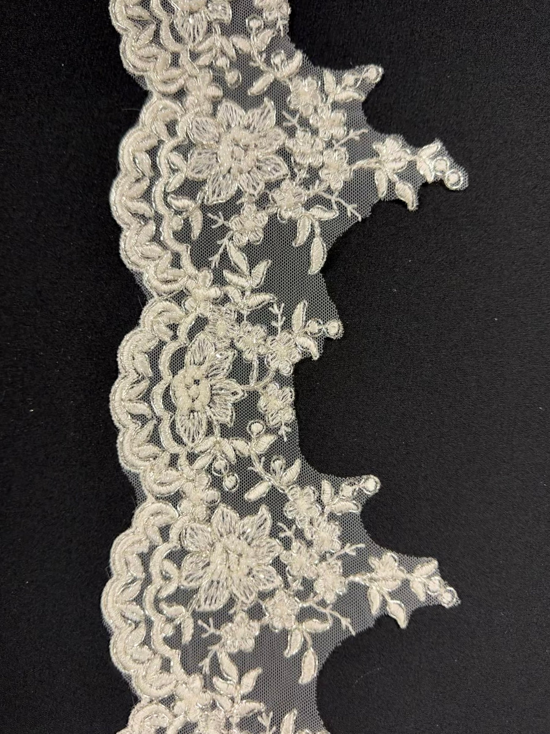 Bordure perlée ivoire/argent - T236