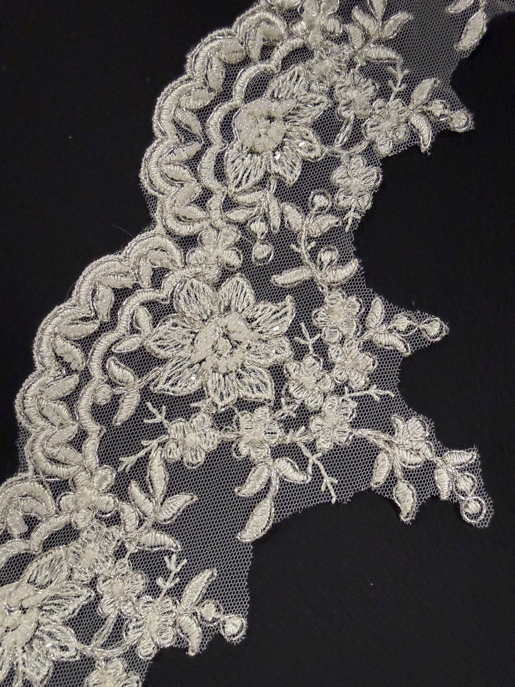 Bordure perlée ivoire/argent - T236