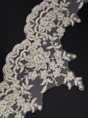 Bordure perlée ivoire/argent - T236