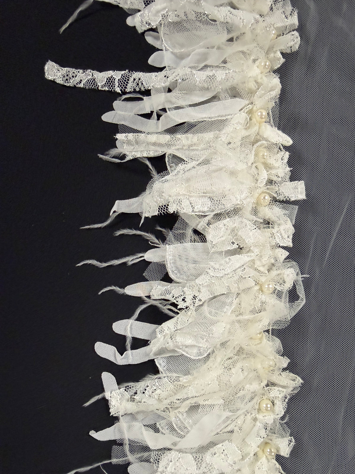 Garniture en dentelle à volants, perles et sequins ivoire - T237
