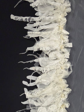 Garniture en dentelle à volants, perles et sequins ivoire - T237