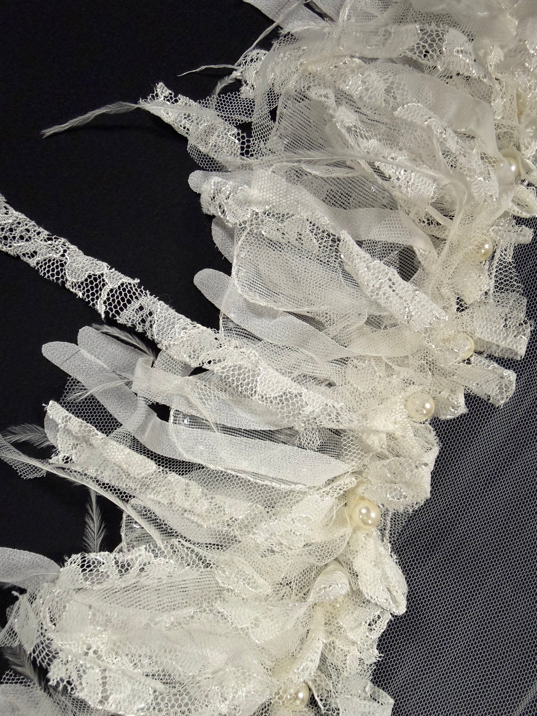 Garniture en dentelle à volants, perles et sequins ivoire - T237