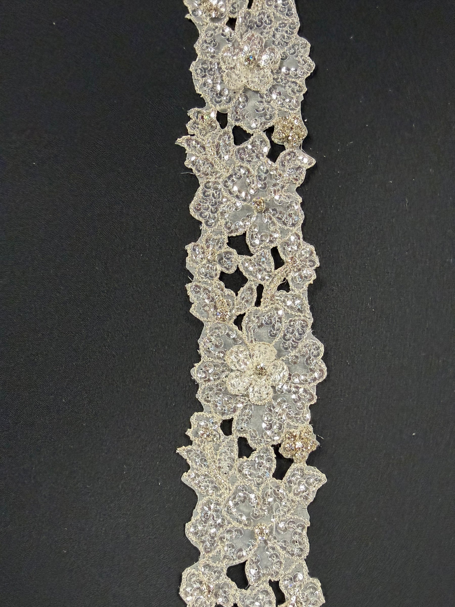 Bordure en guipure à sequins et perles cristal argent/cristal - T430