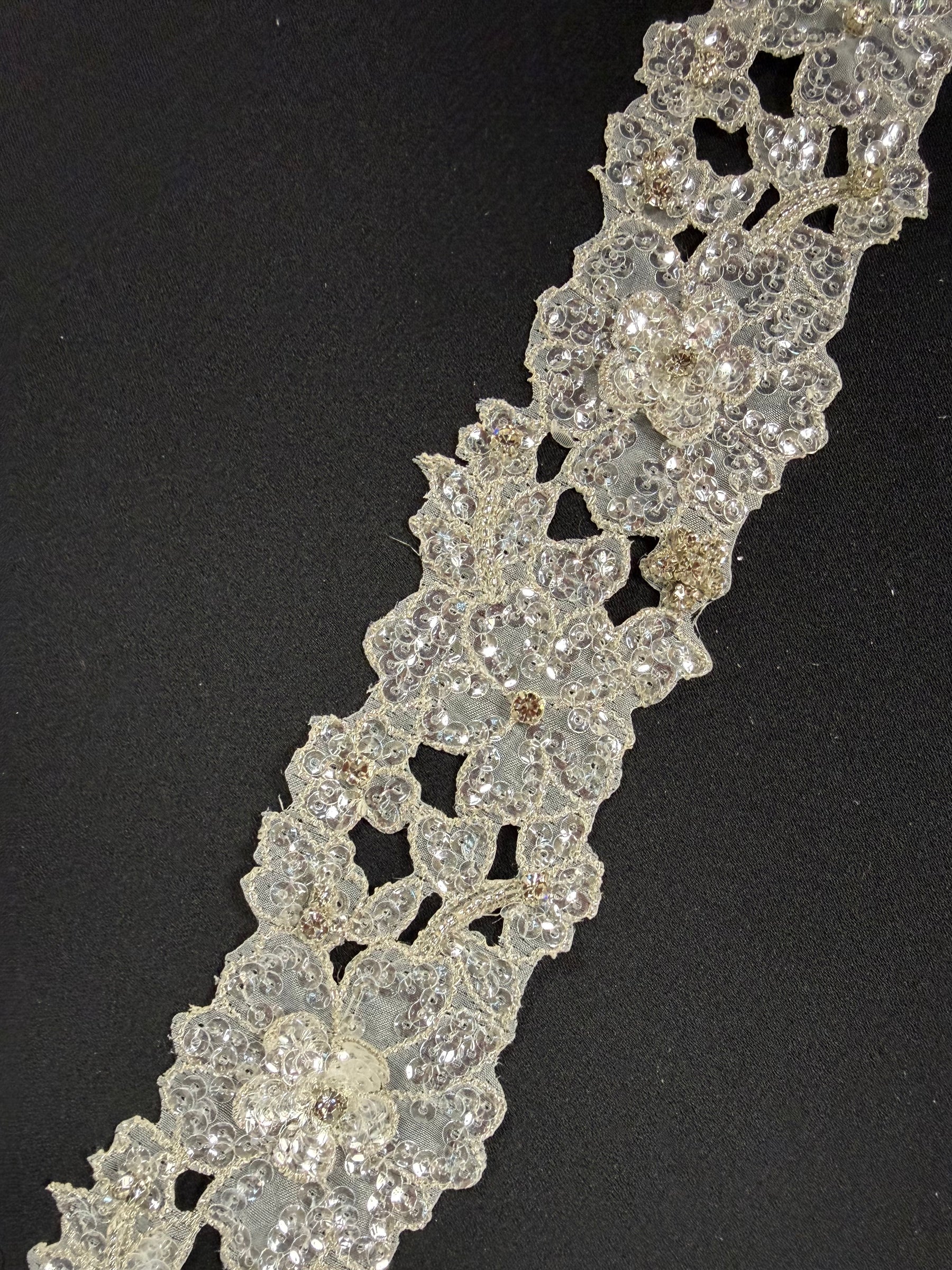 Bordure en guipure à sequins et perles cristal argent/cristal - T430
