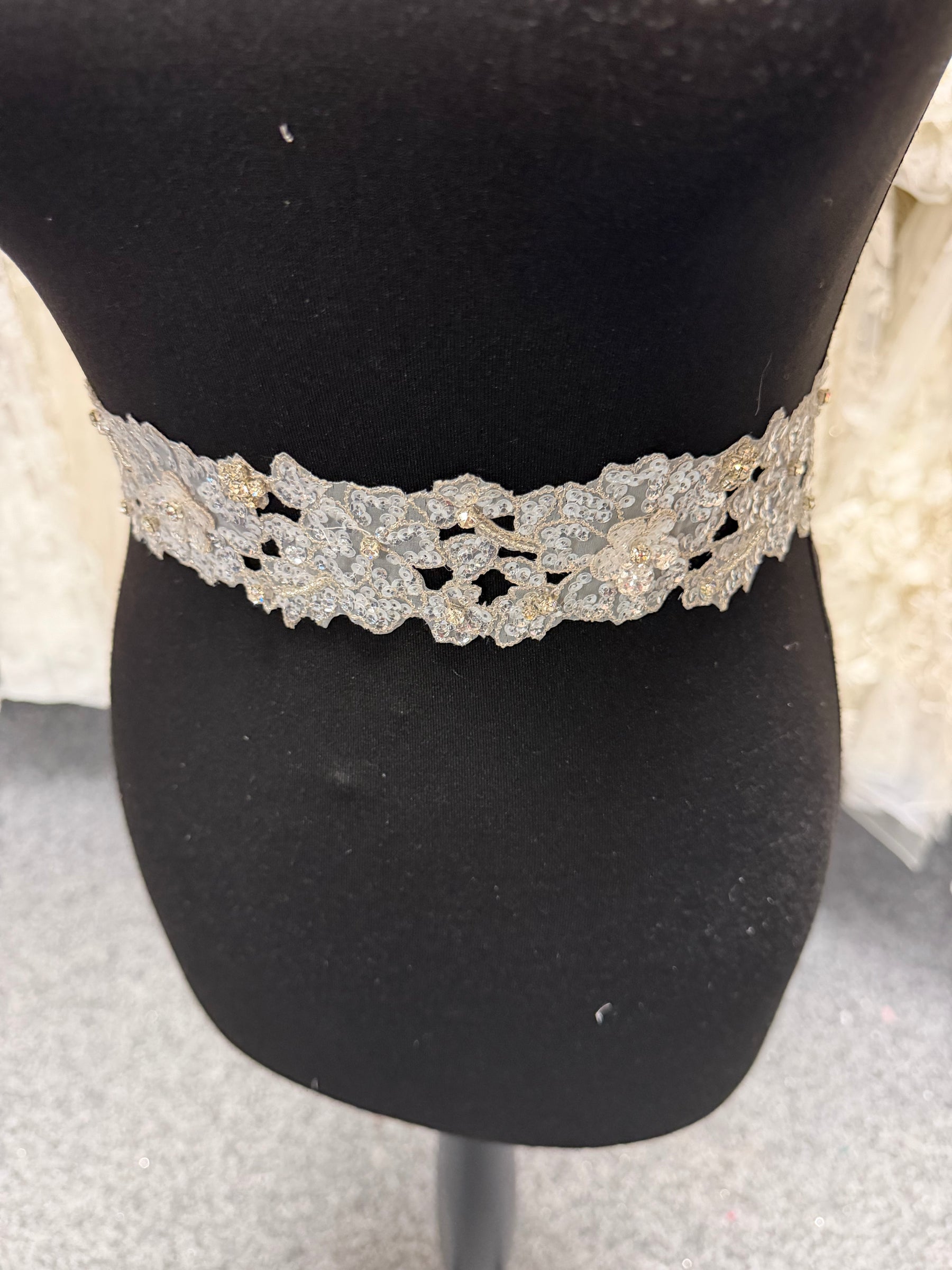 Bordure en guipure à sequins et perles cristal argent/cristal - T430