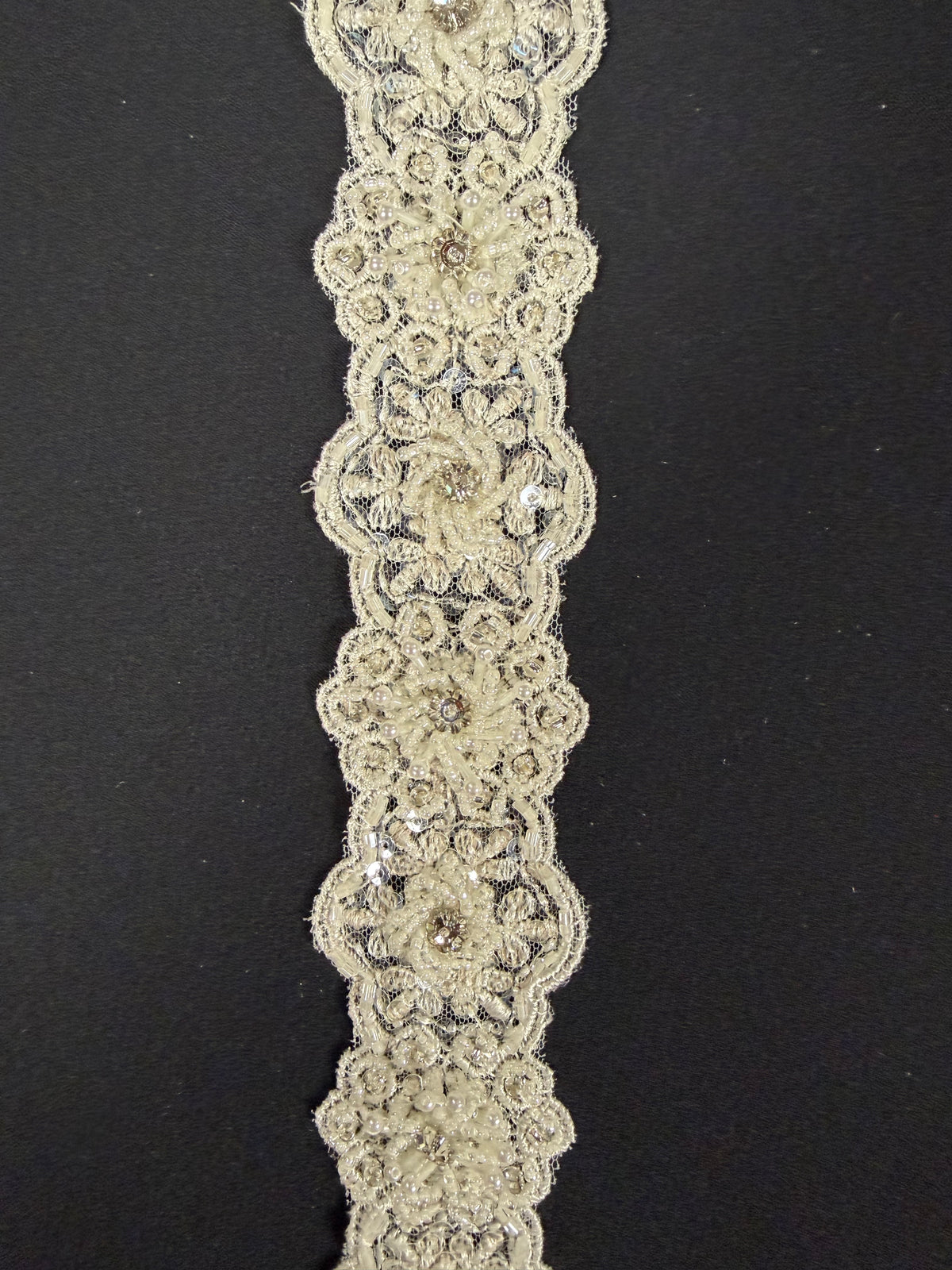 Bordure perlée et à paillettes ivoire 3D - T473
