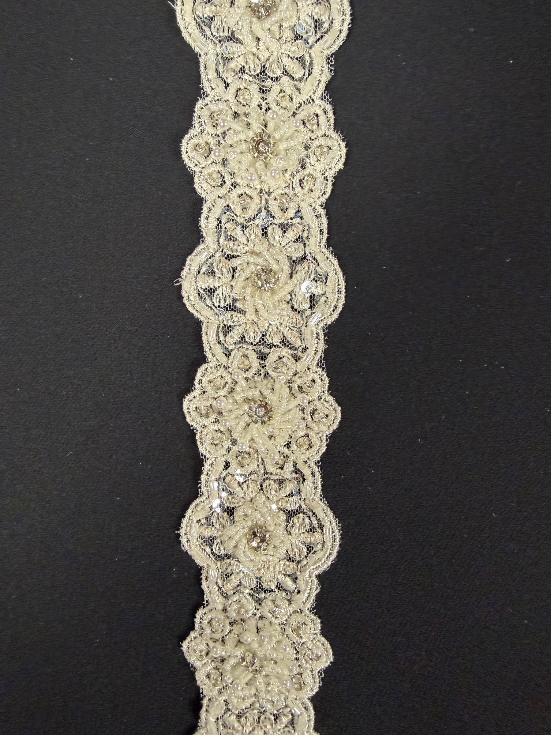 Bordure perlée et à paillettes ivoire 3D - T473