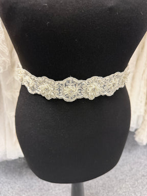 Bordure perlée et à paillettes ivoire 3D - T473