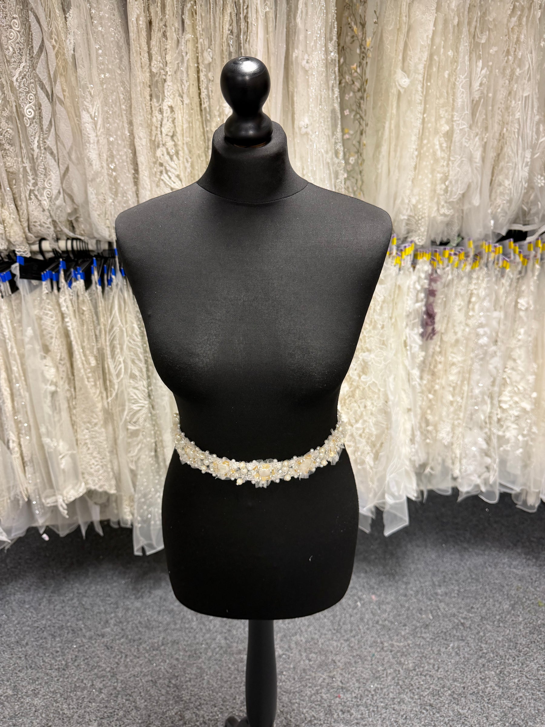 Bordure perlée et à sequins ivoire 3D - T351