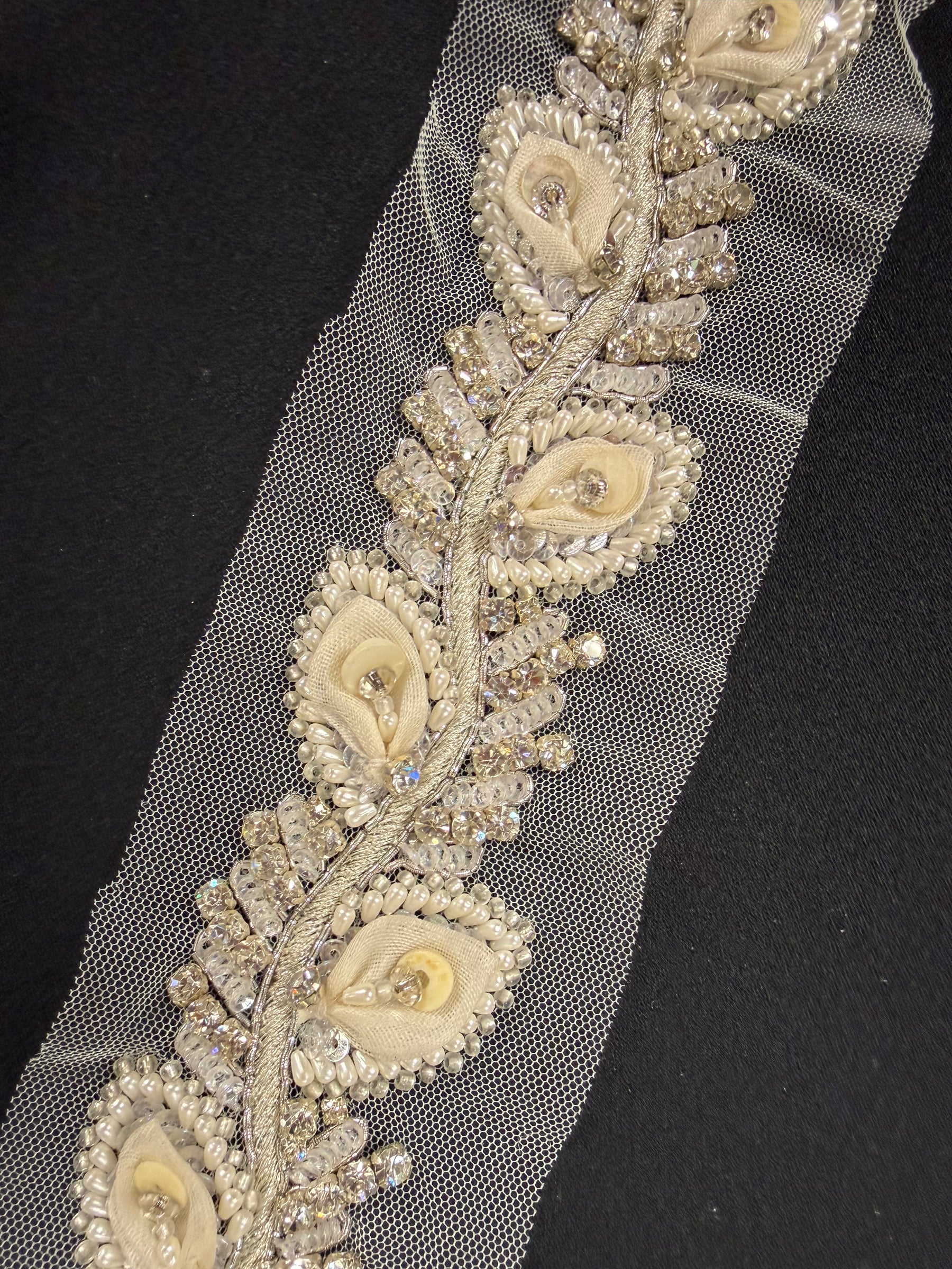 Garniture à sequins perlés en cristal 3D argent/ivoire - T517