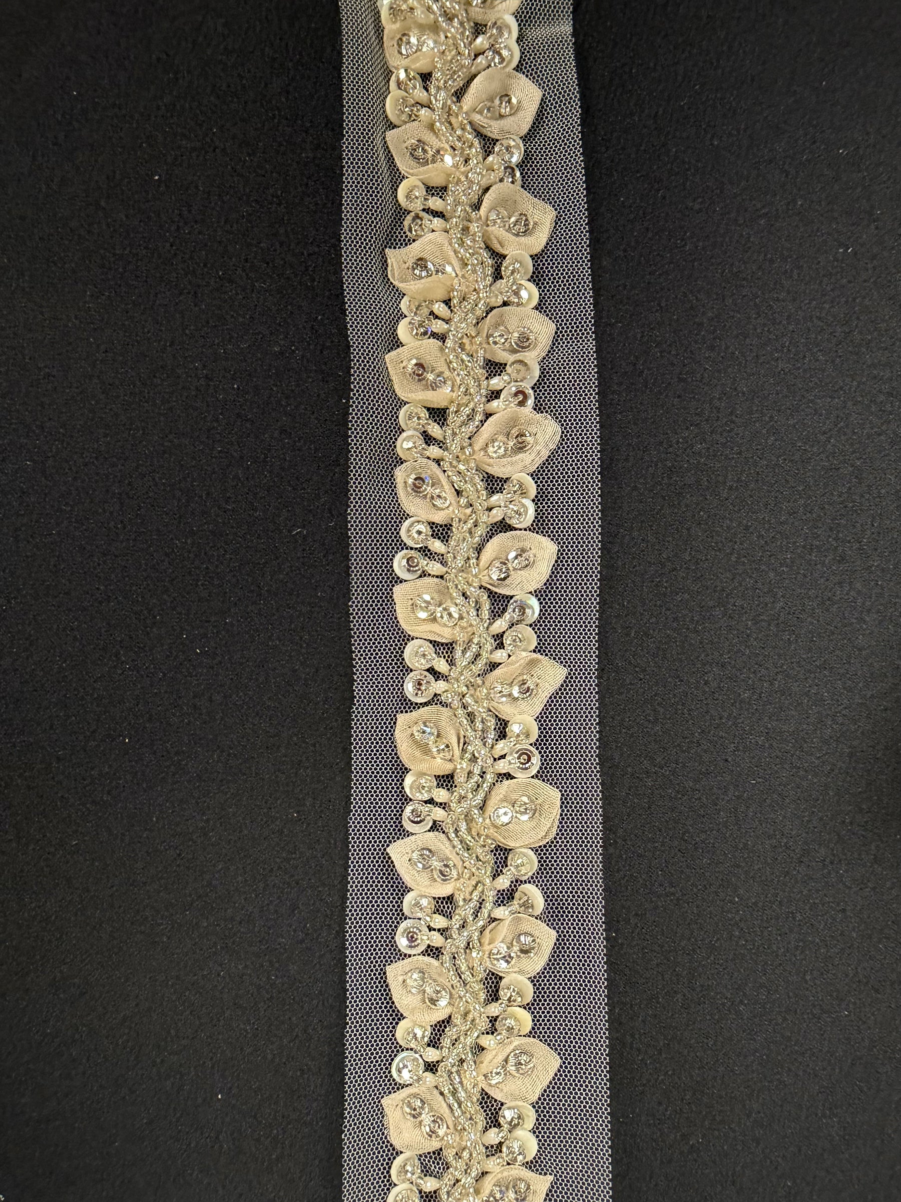 Bordure perlée en cristal 3D Ivoire/Argent - T518