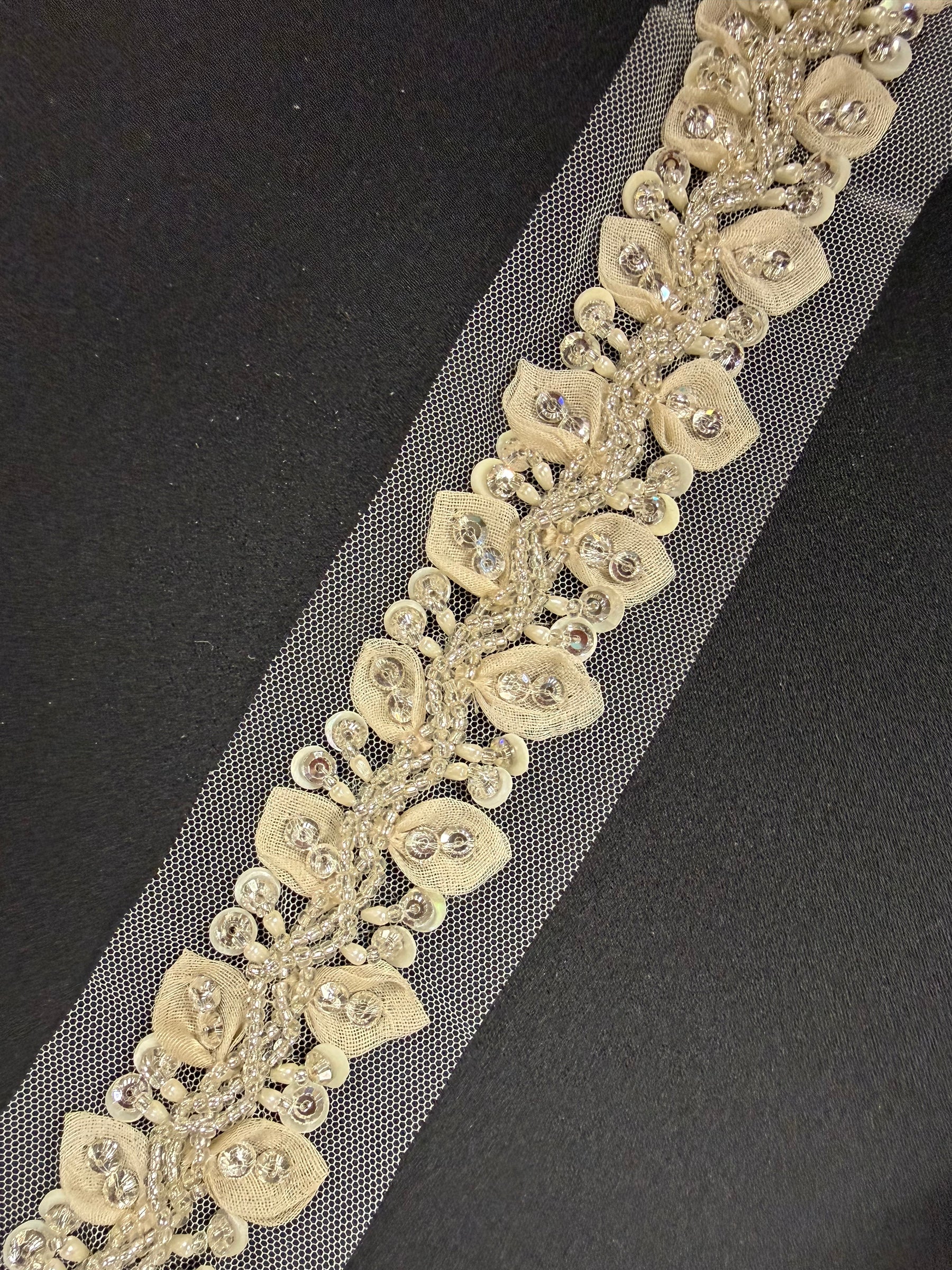 Bordure perlée en cristal 3D Ivoire/Argent - T518