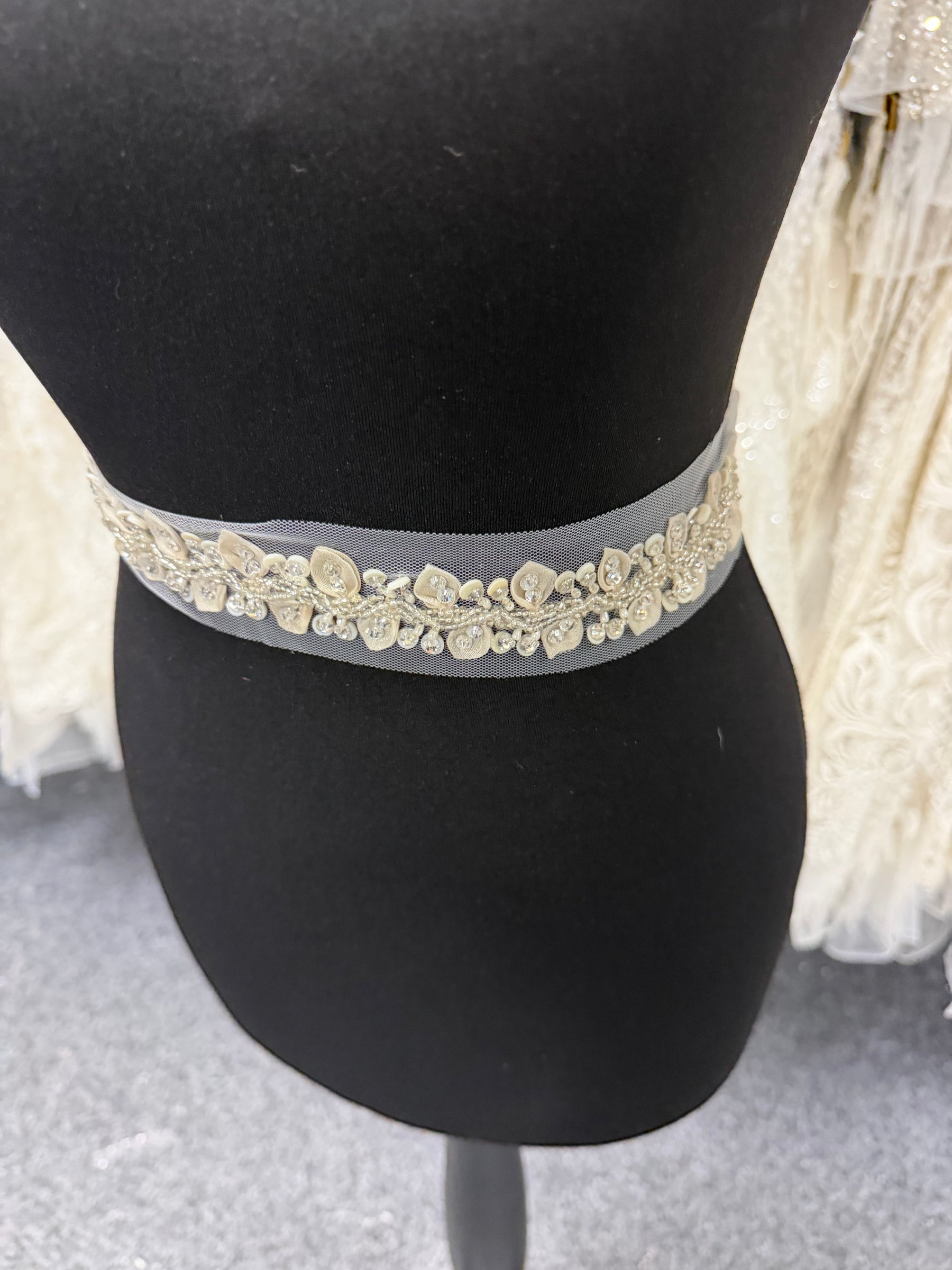 Bordure perlée en cristal 3D Ivoire/Argent - T518