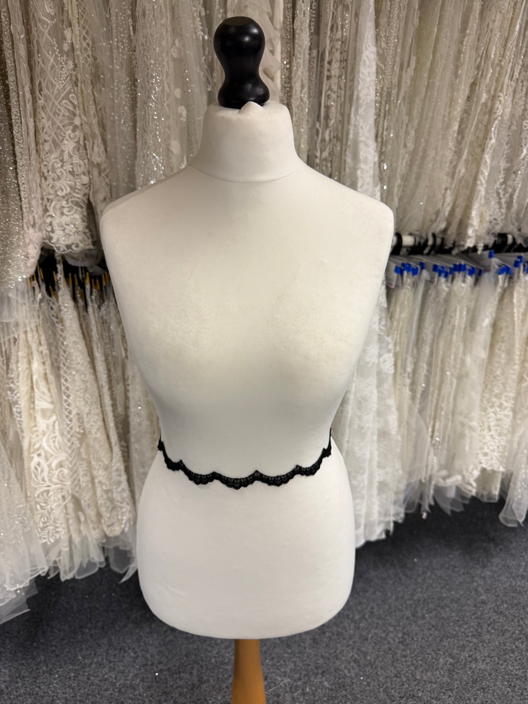 Bordure en dentelle brodée noire - T232