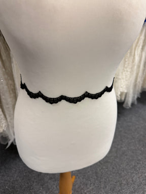 Bordure en dentelle brodée noire - T232