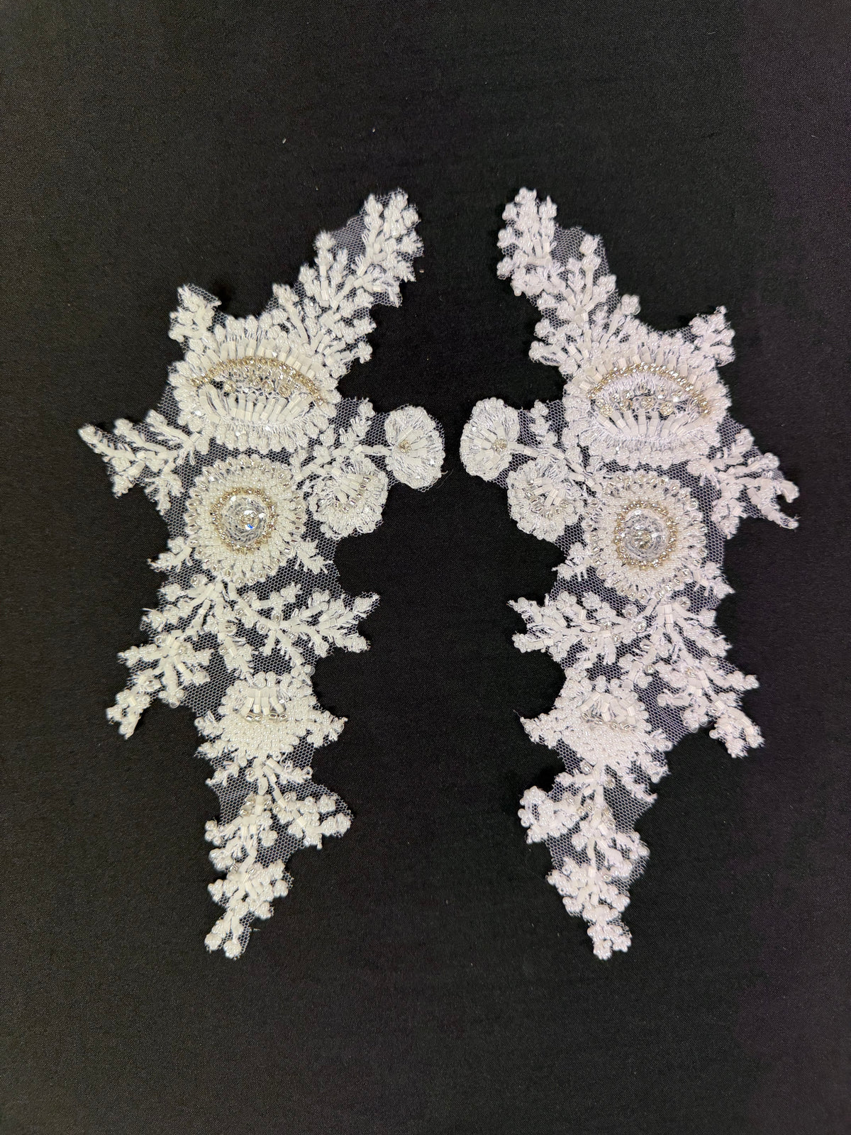 Appliqués en dentelle perlée blanche - T248