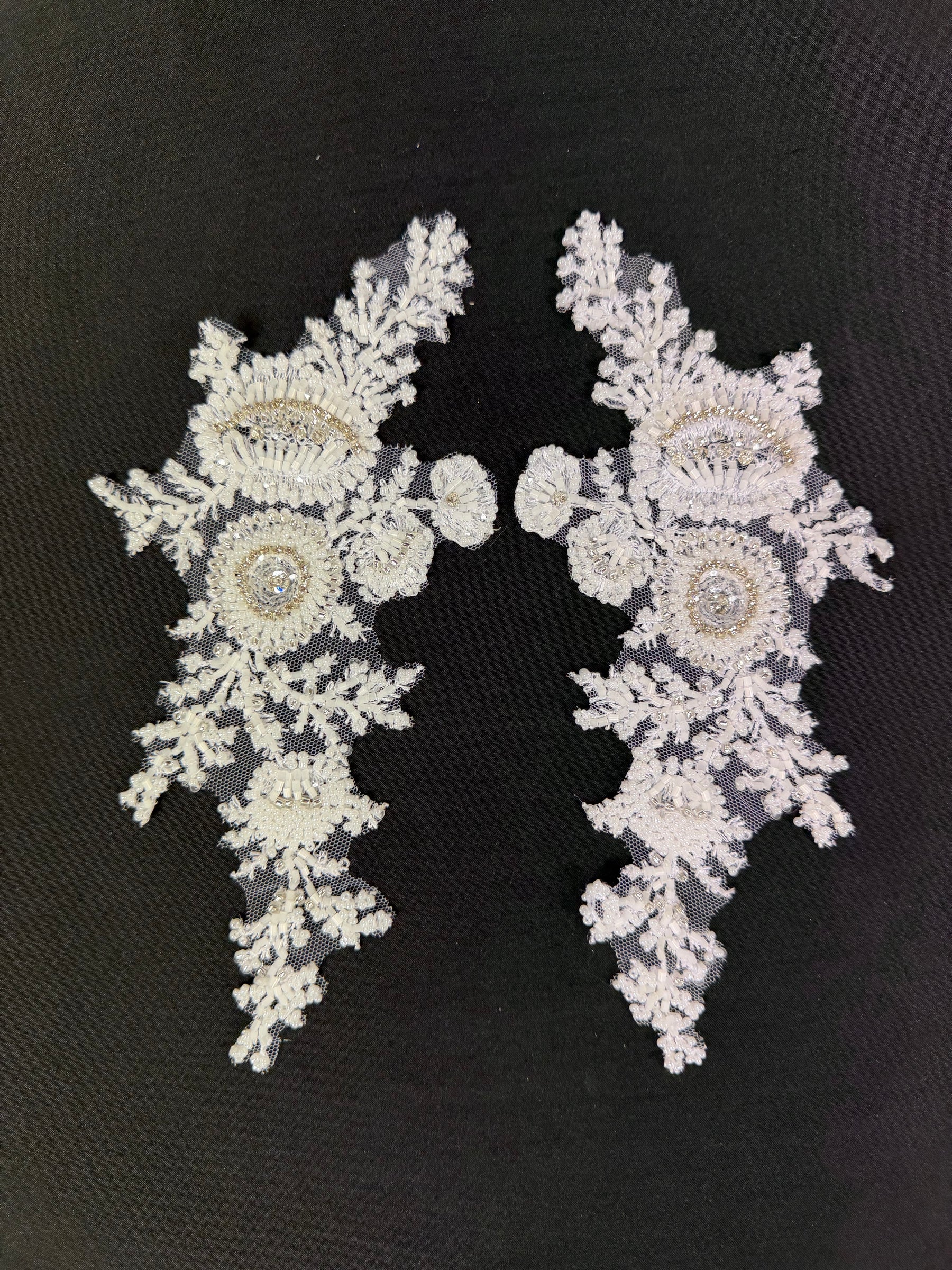 Appliqués en dentelle perlée blanche - T248