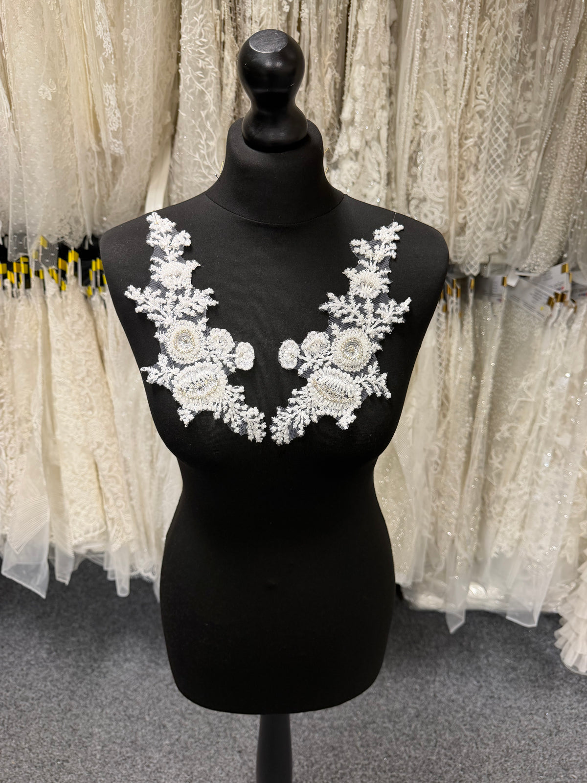 Appliqués en dentelle perlée blanche - T248