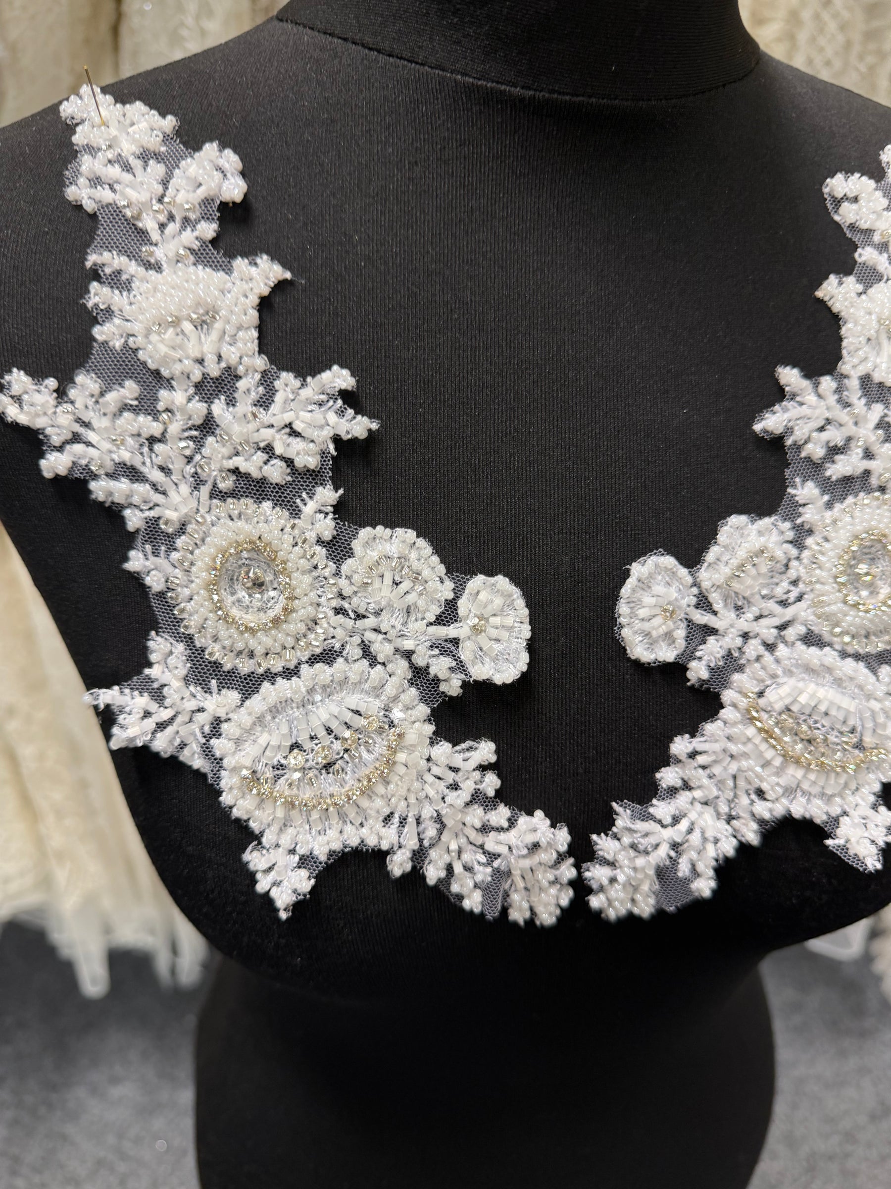 Appliqués en dentelle perlée blanche - T248