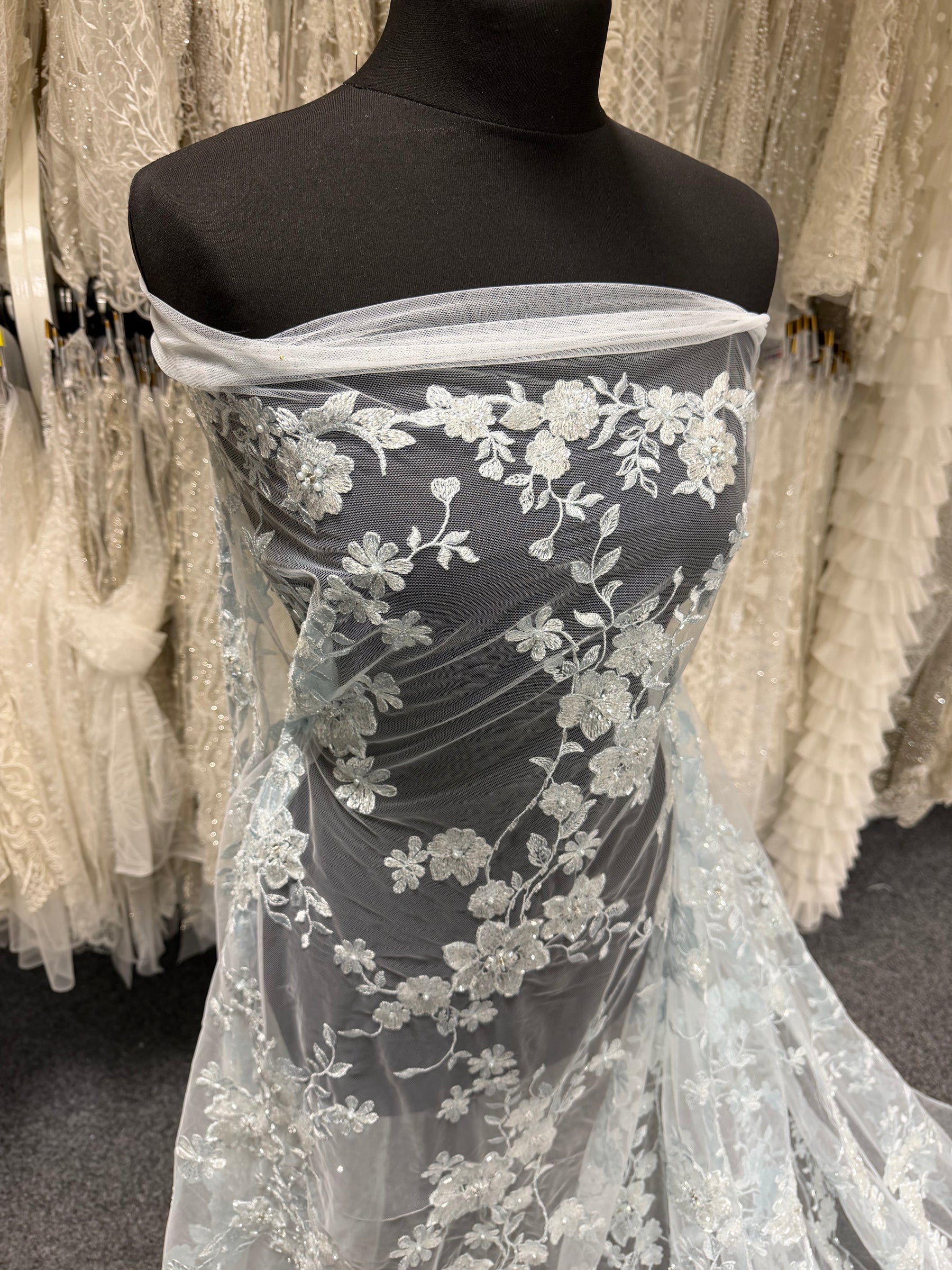 Tulle brodé et perlé bleu layette - EB1090