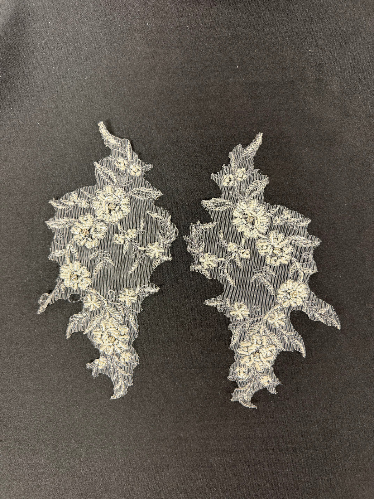 Argent avec applications de dentelle perlée noire - T243