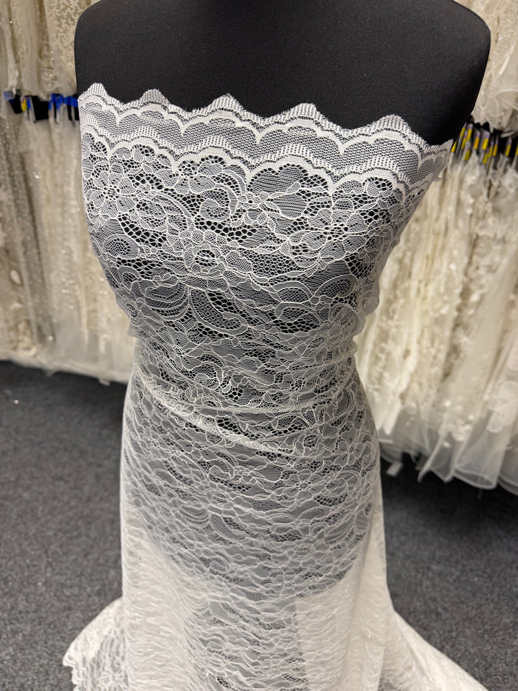 Dentelle Raschel Ivoire Pâle - P412