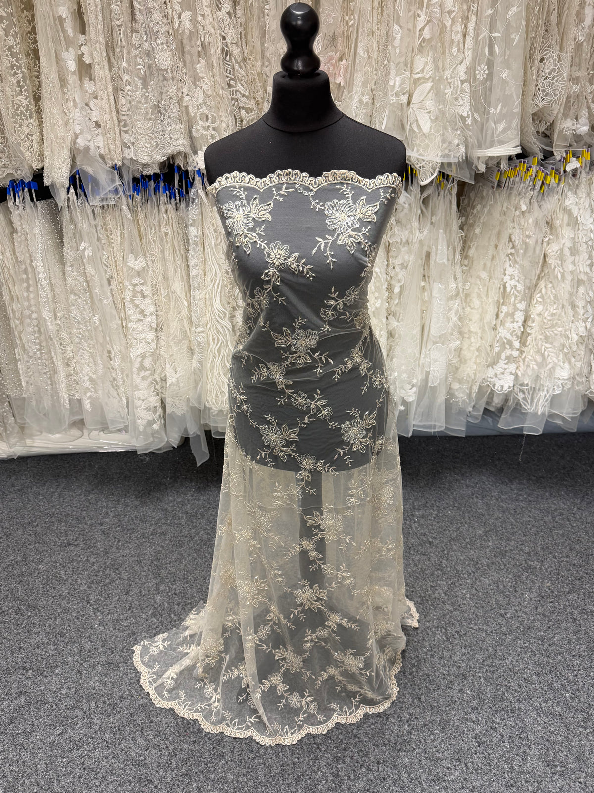 Dentelle perlée couleur champagne – P509