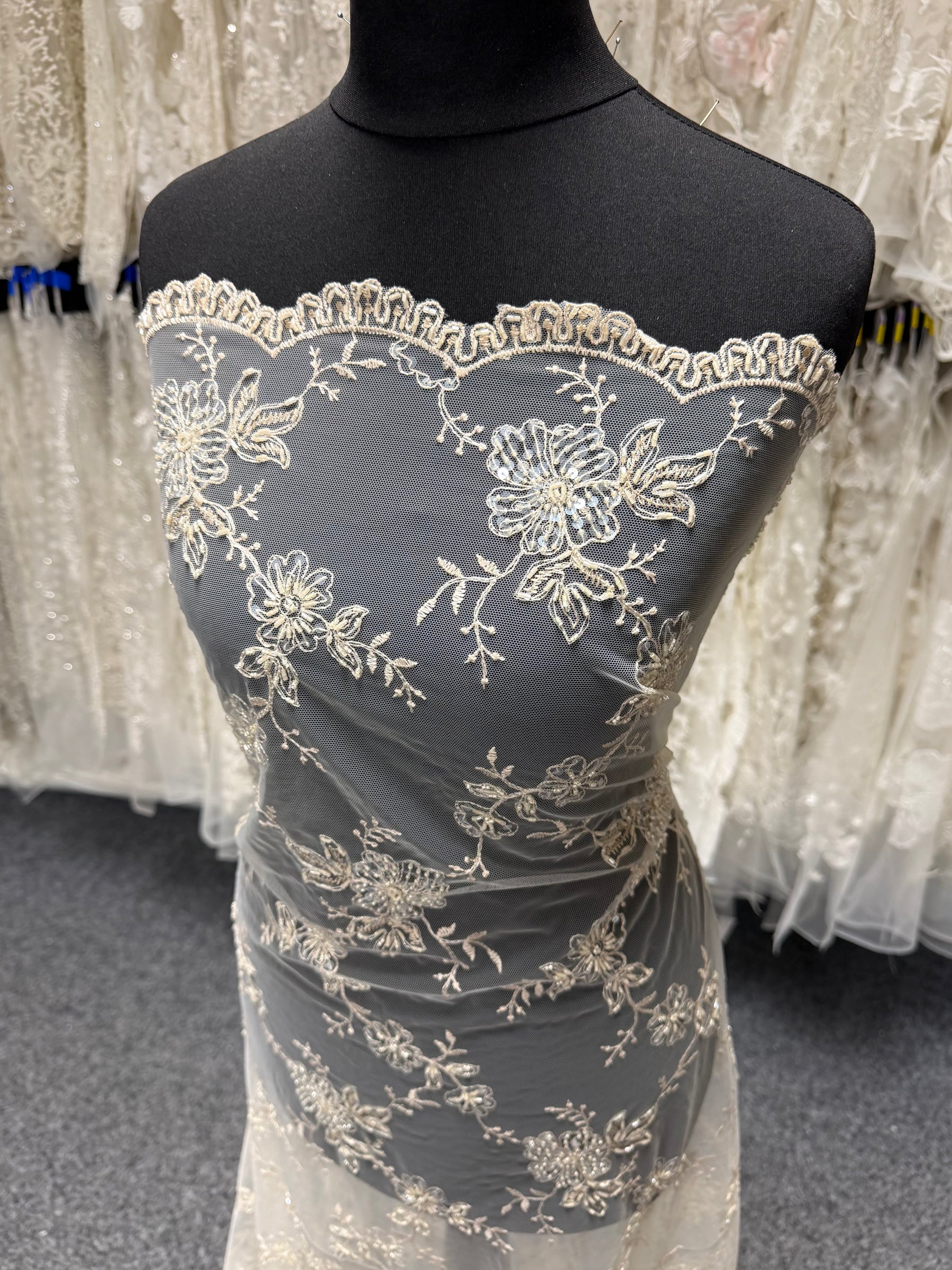 Dentelle perlée couleur champagne – P509