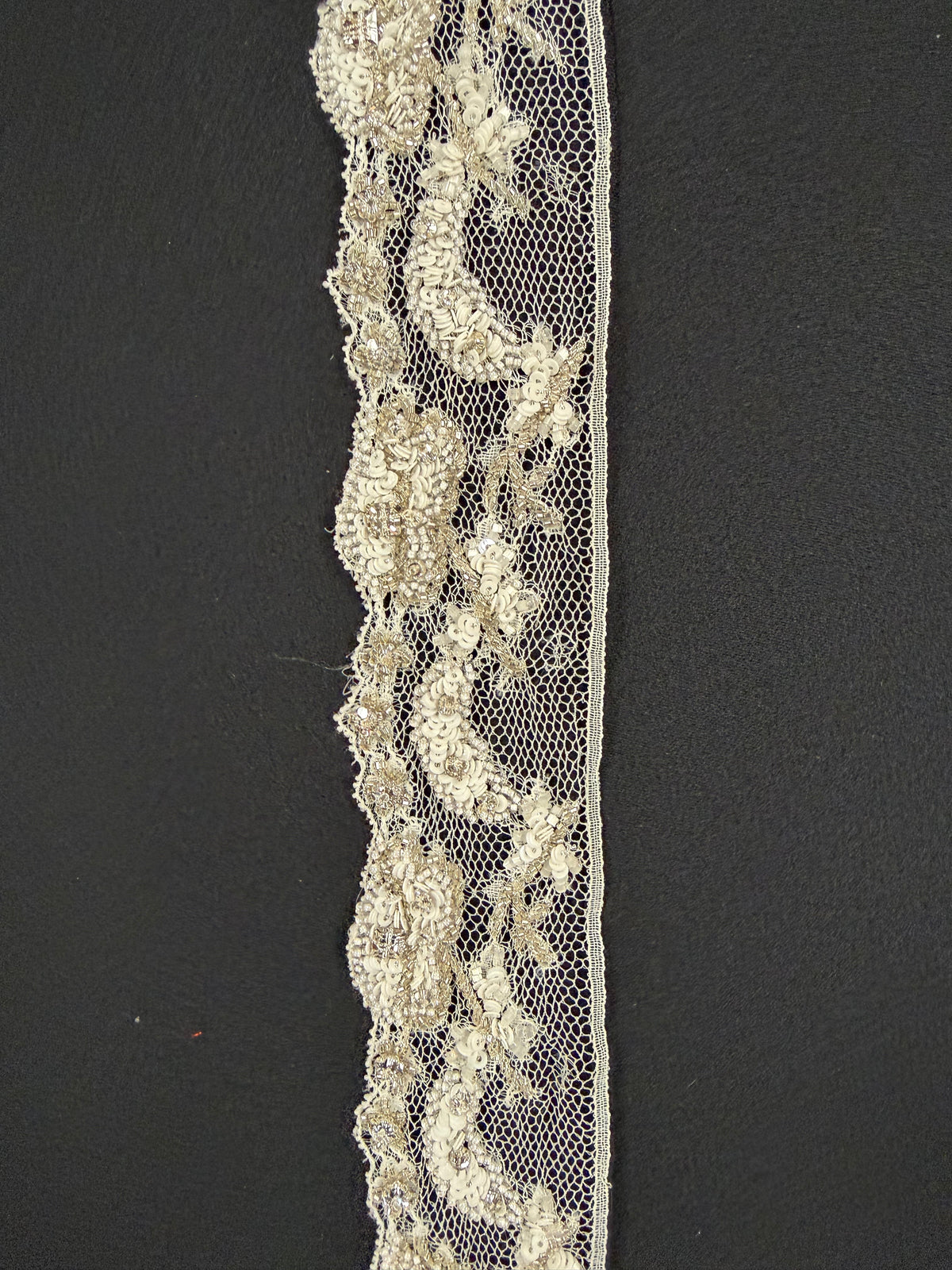 Bordure Chantilly française ivoire/cristal à perles et sequins - T177