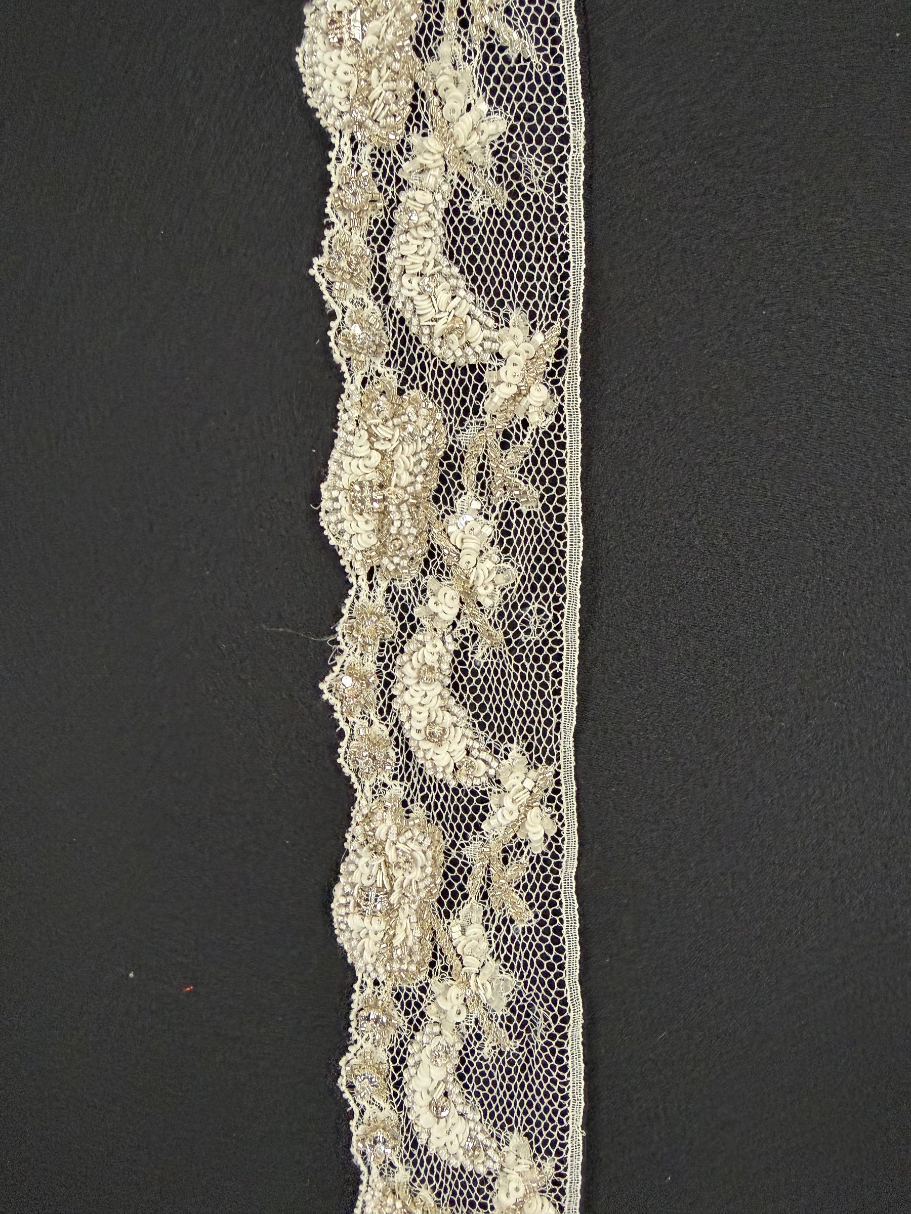 Bordure Chantilly française ivoire/cristal à perles et sequins - T177