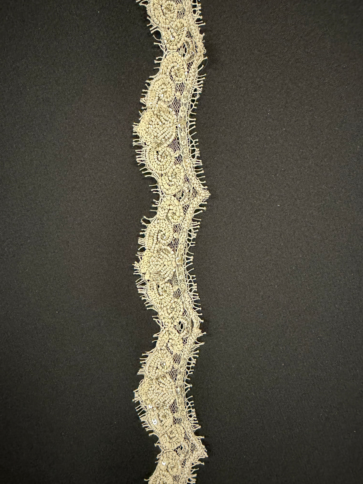 Bordure en perles et cristaux lourde ivoire/cristal - T174