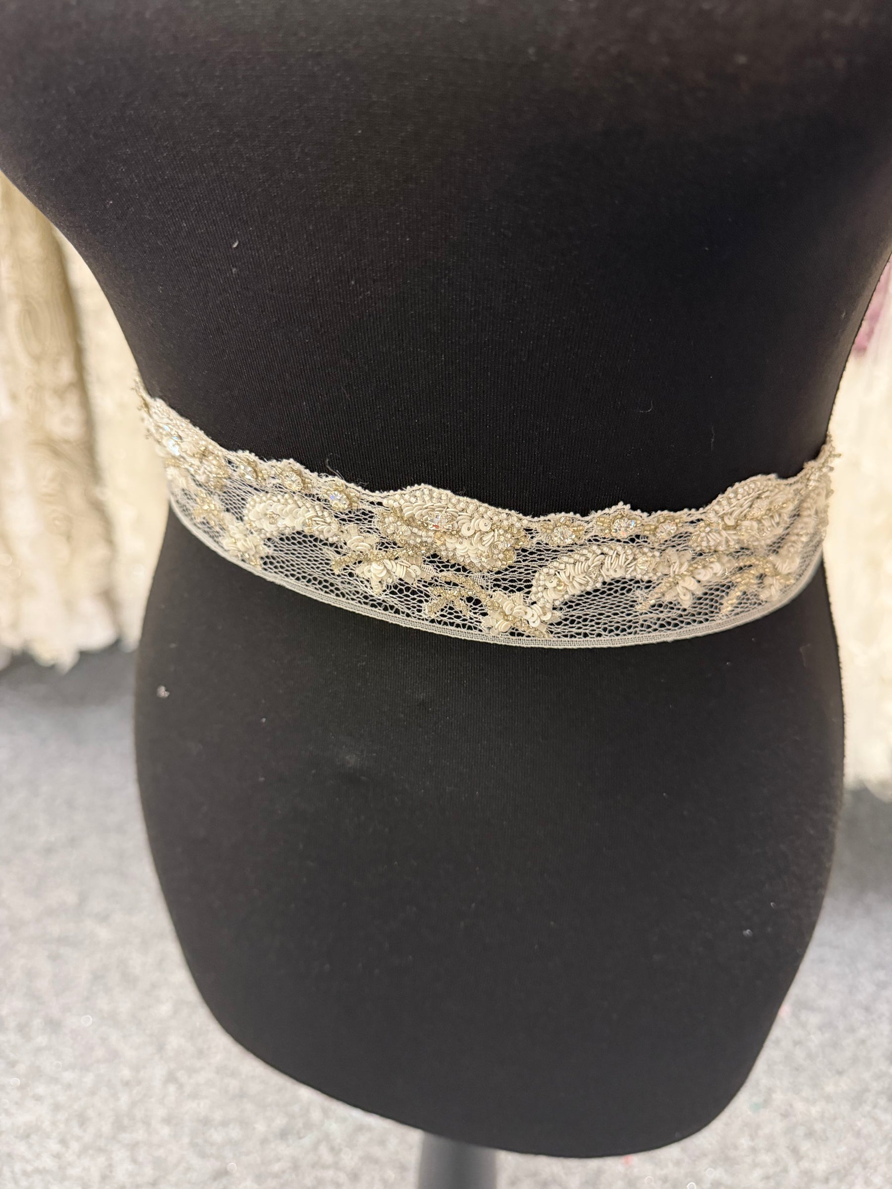 Bordure Chantilly française ivoire/cristal à perles et sequins - T177