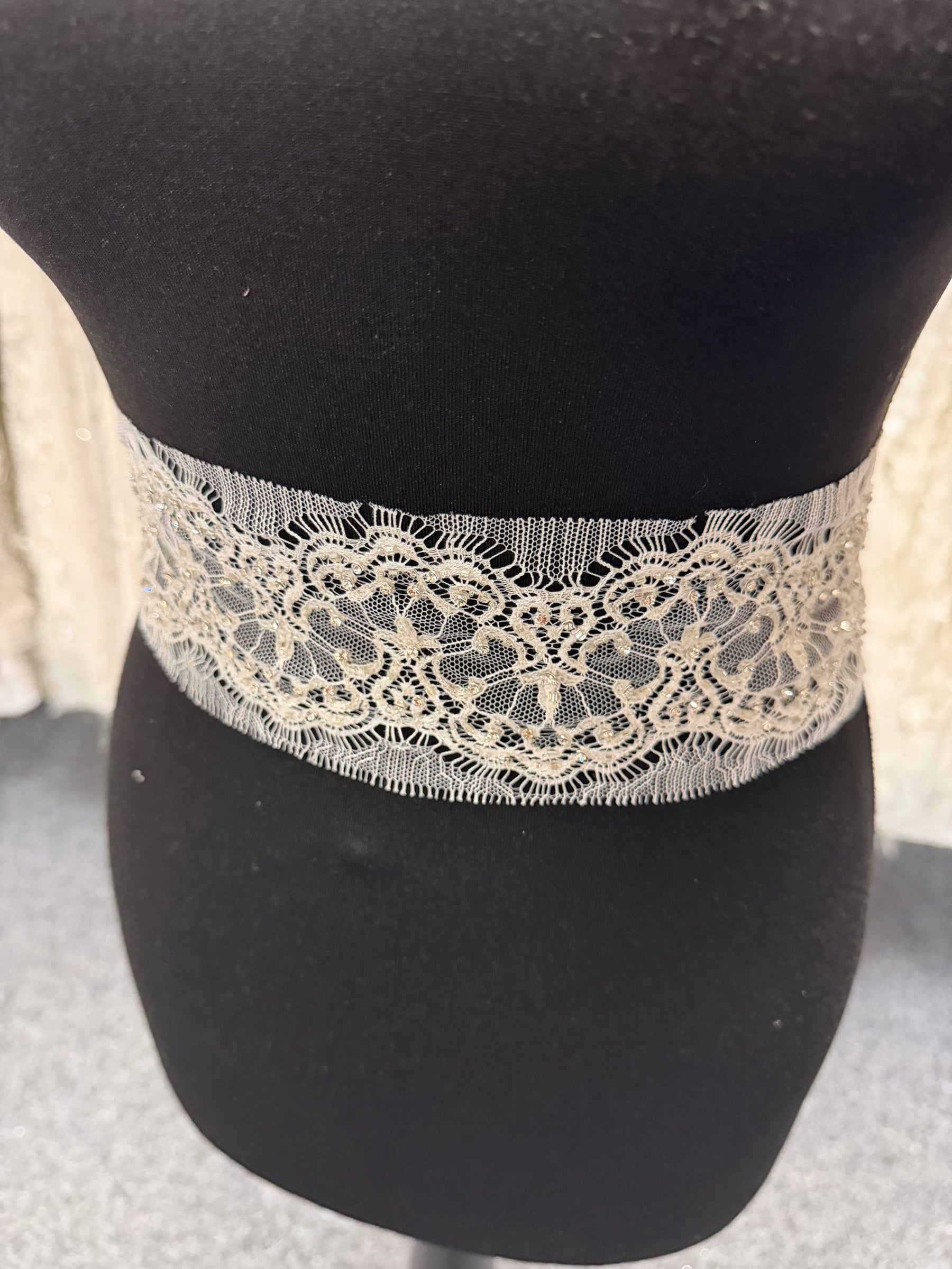 Bordure Chantilly française en perles de cristal ivoire - T176