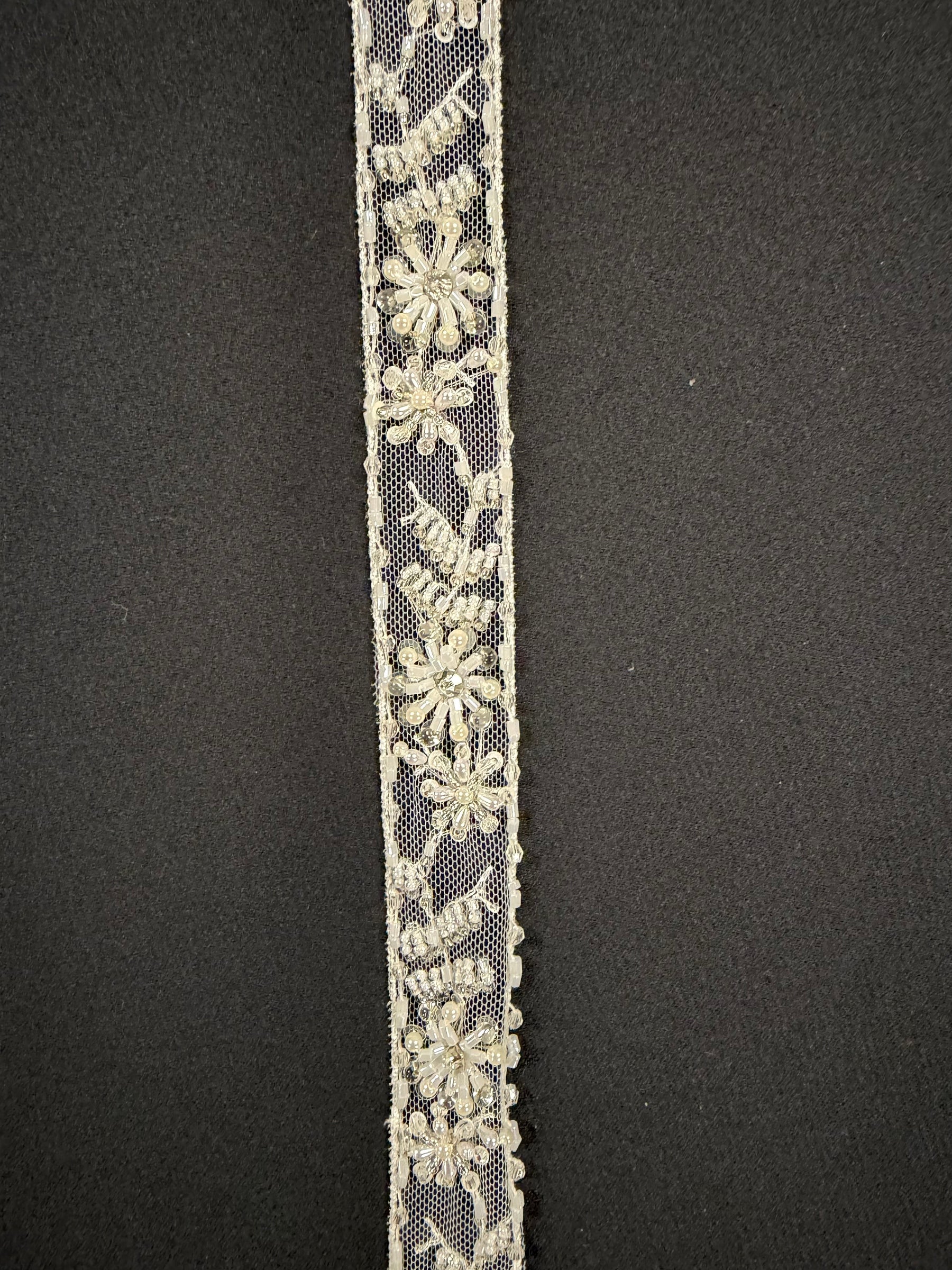 Bordure en dentelle perlée et sequinée ivoire - T166