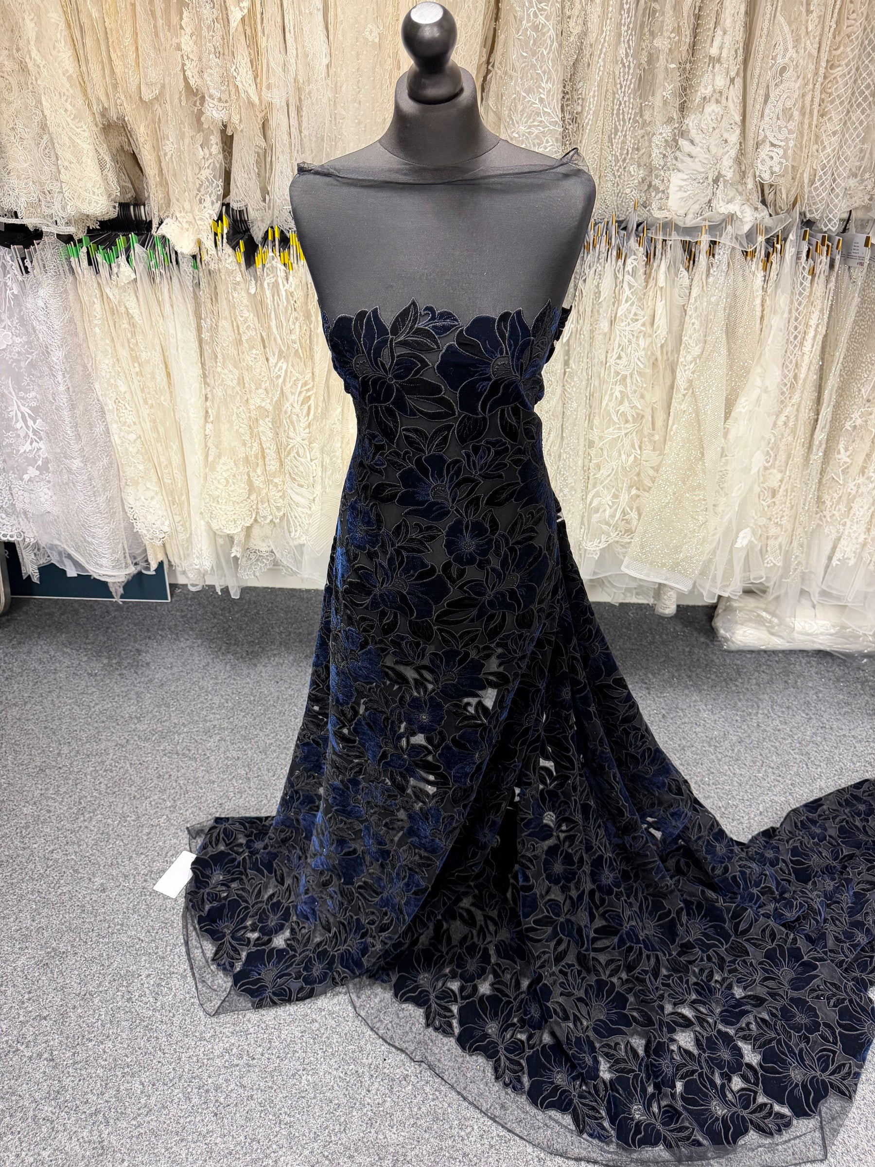 Broderie en dentelle de velours noir et marine - EB5025