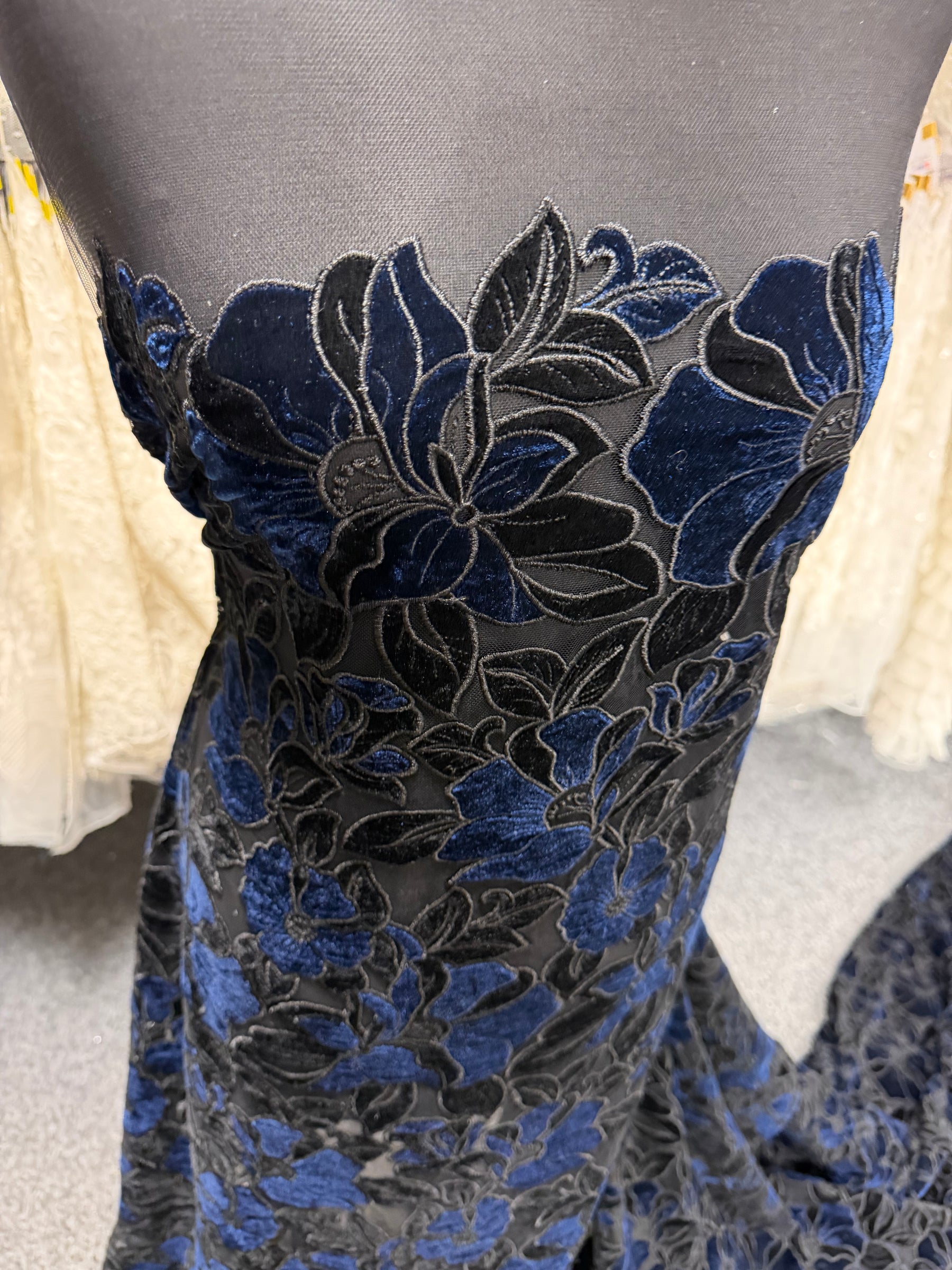Broderie en dentelle de velours noir et marine - EB5025