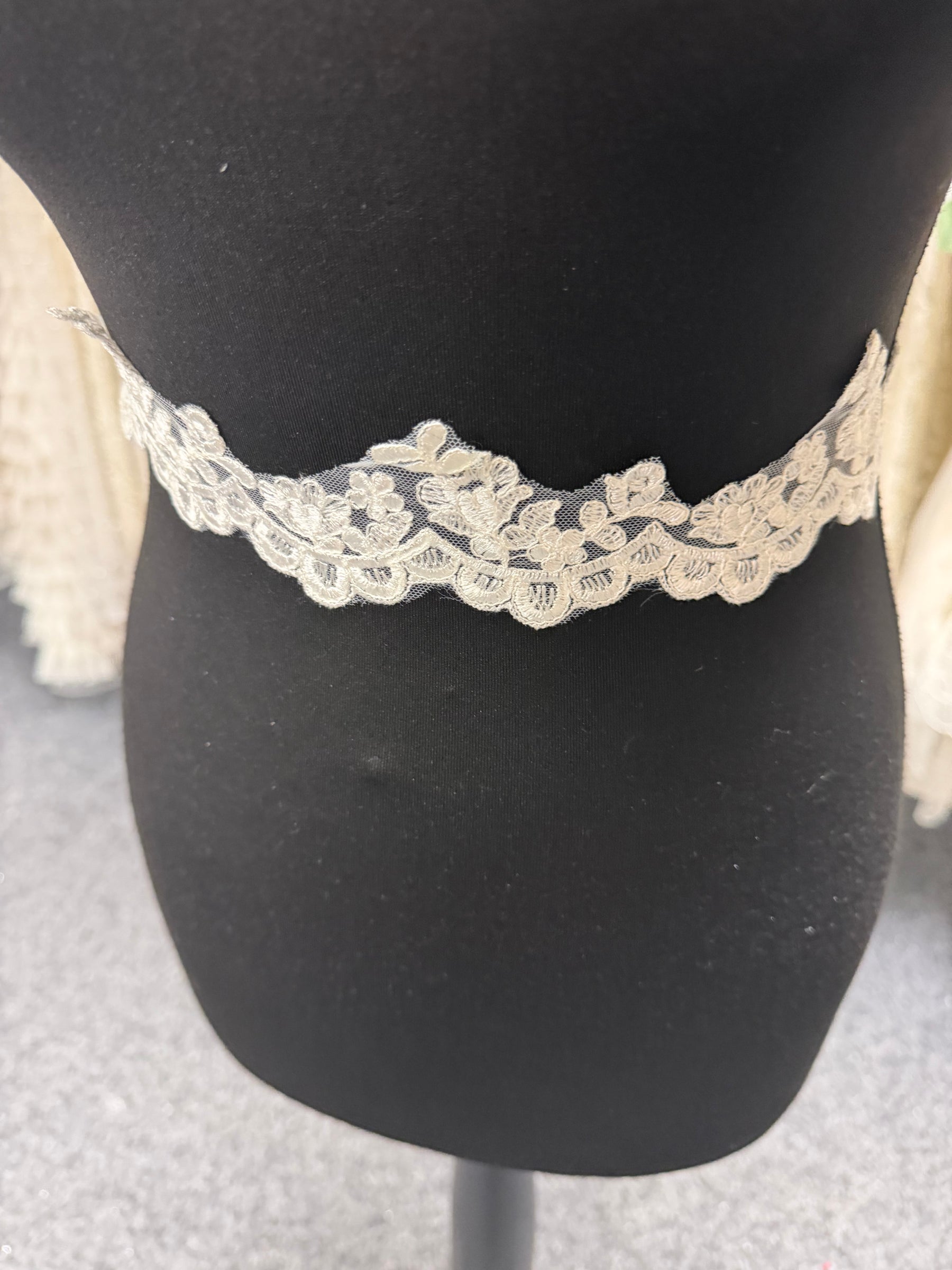 Bordure ivoire brodée de perles et de sequins - T138
